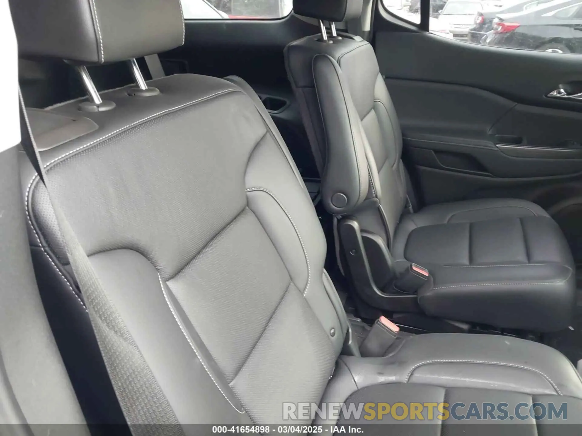 8 Photograph of a damaged car 1GKKNULS2MZ173393 GMC ACADIA 2021