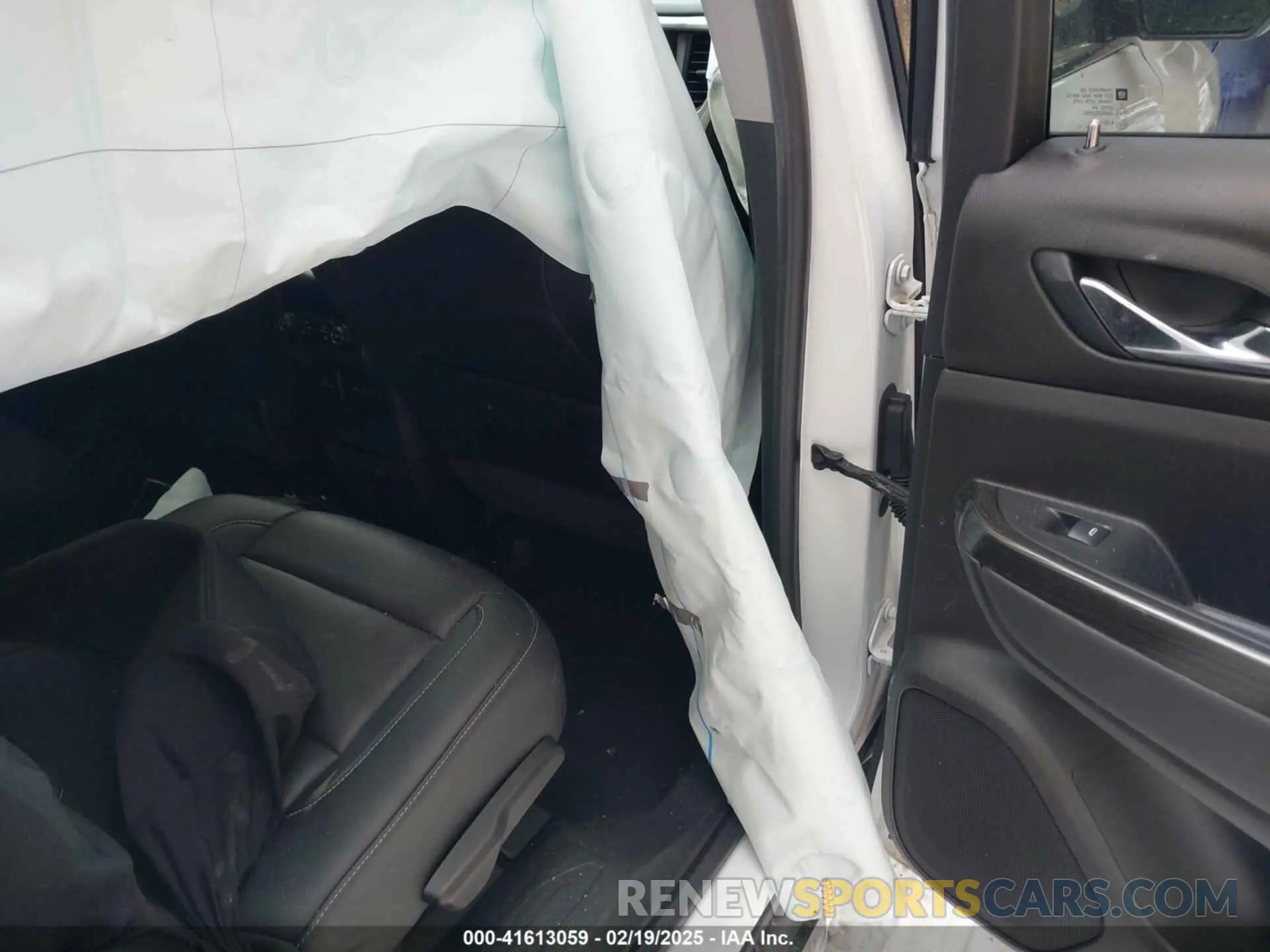 8 Photograph of a damaged car 1GKKNULS2MZ211138 GMC ACADIA 2021