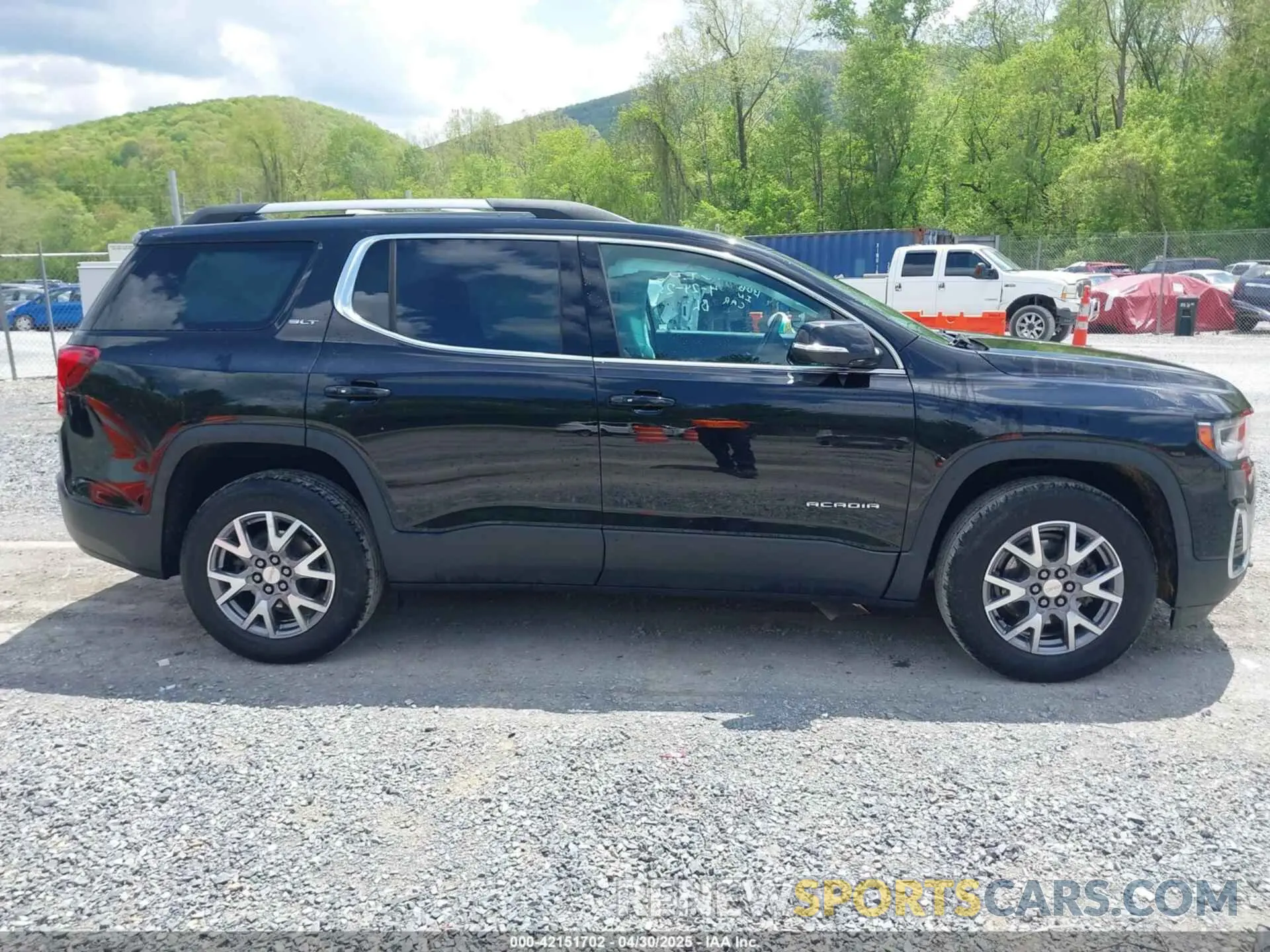 13 Photograph of a damaged car 1GKKNULS5MZ176255 GMC ACADIA 2021