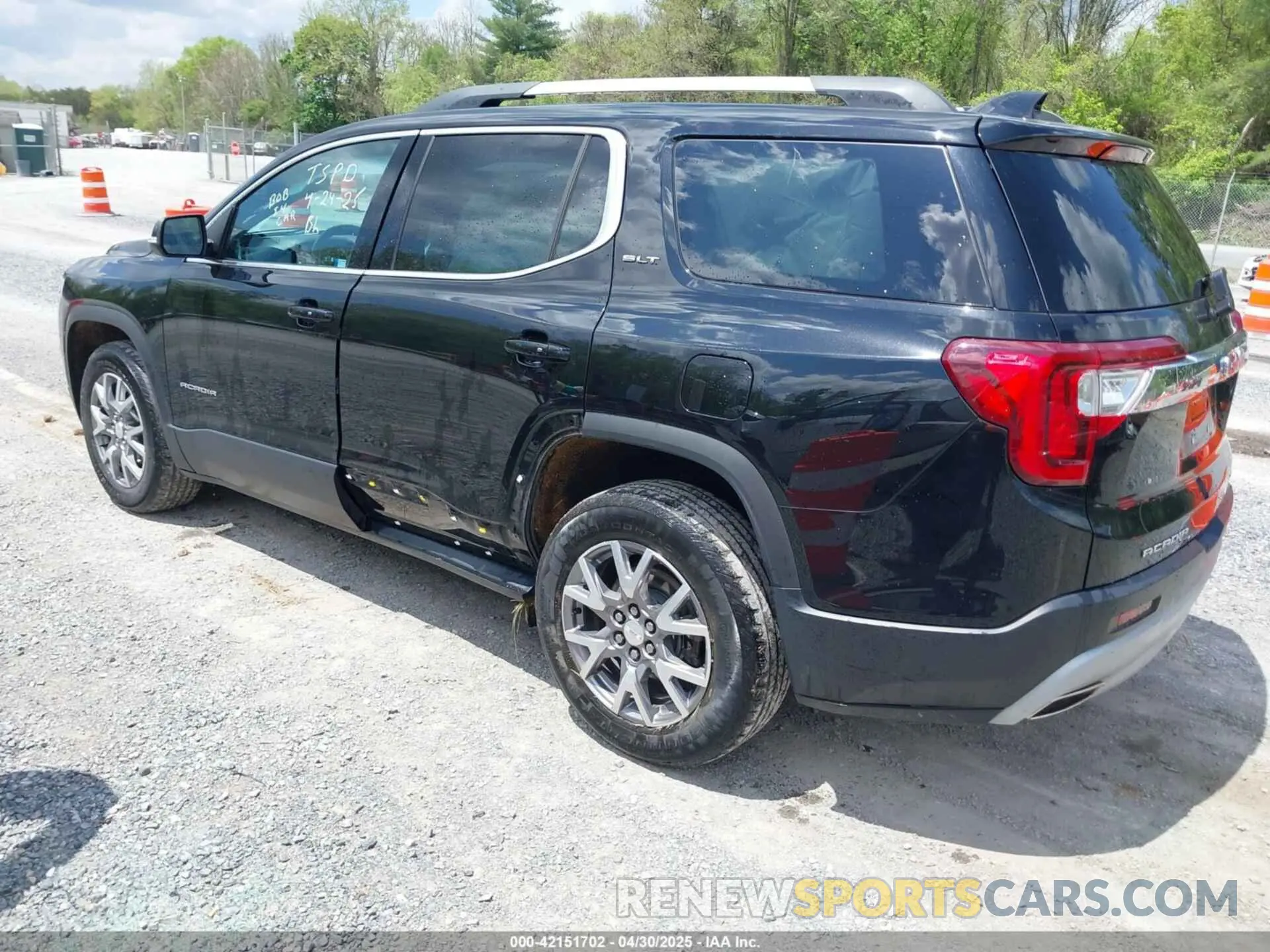 3 Photograph of a damaged car 1GKKNULS5MZ176255 GMC ACADIA 2021