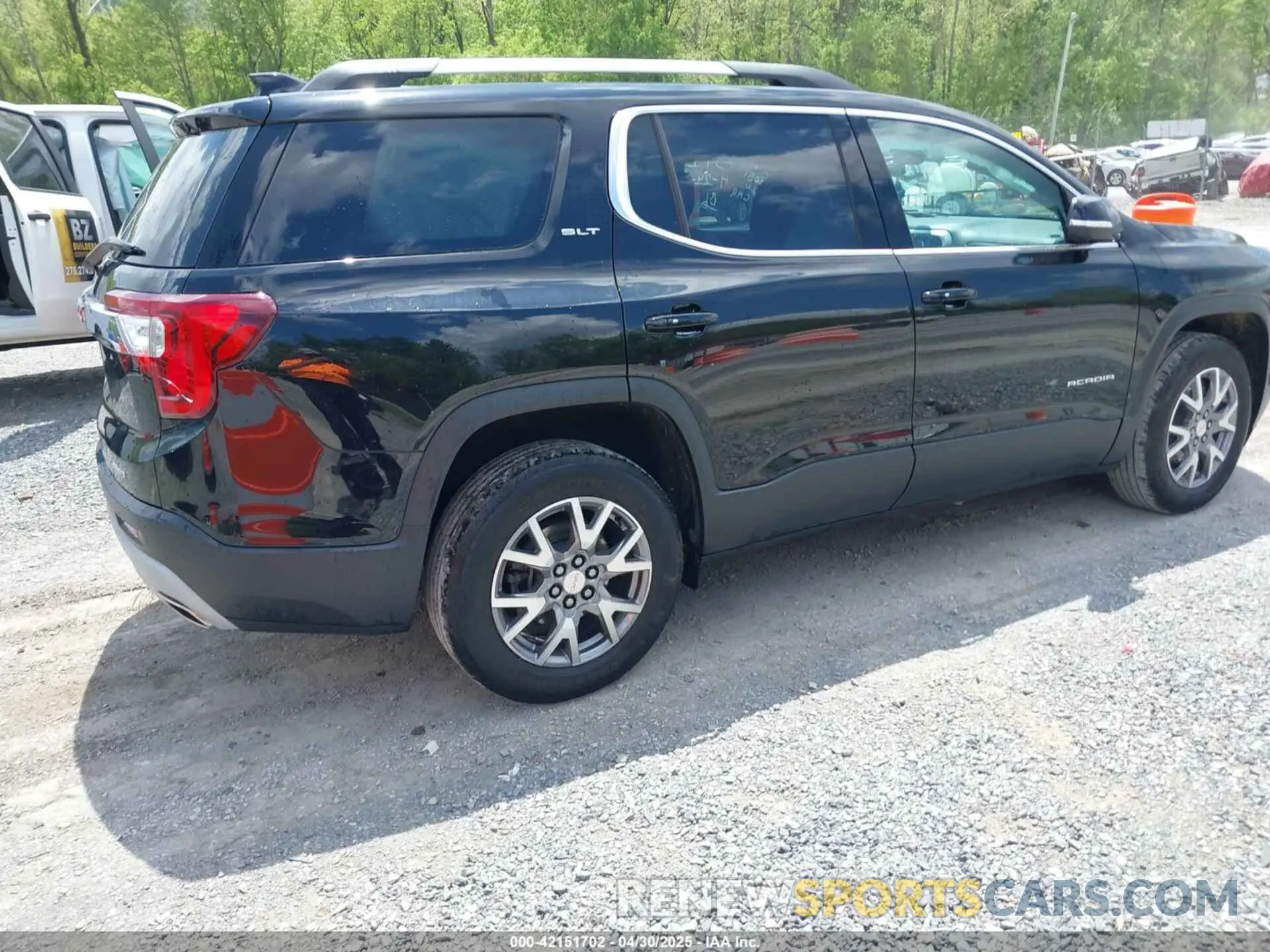 4 Photograph of a damaged car 1GKKNULS5MZ176255 GMC ACADIA 2021