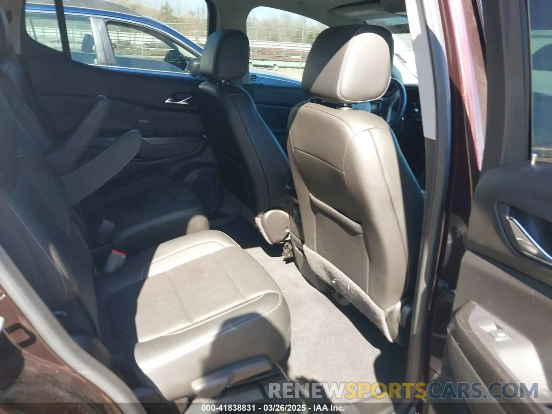 8 Photograph of a damaged car 1GKKNULS6MZ109017 GMC ACADIA 2021