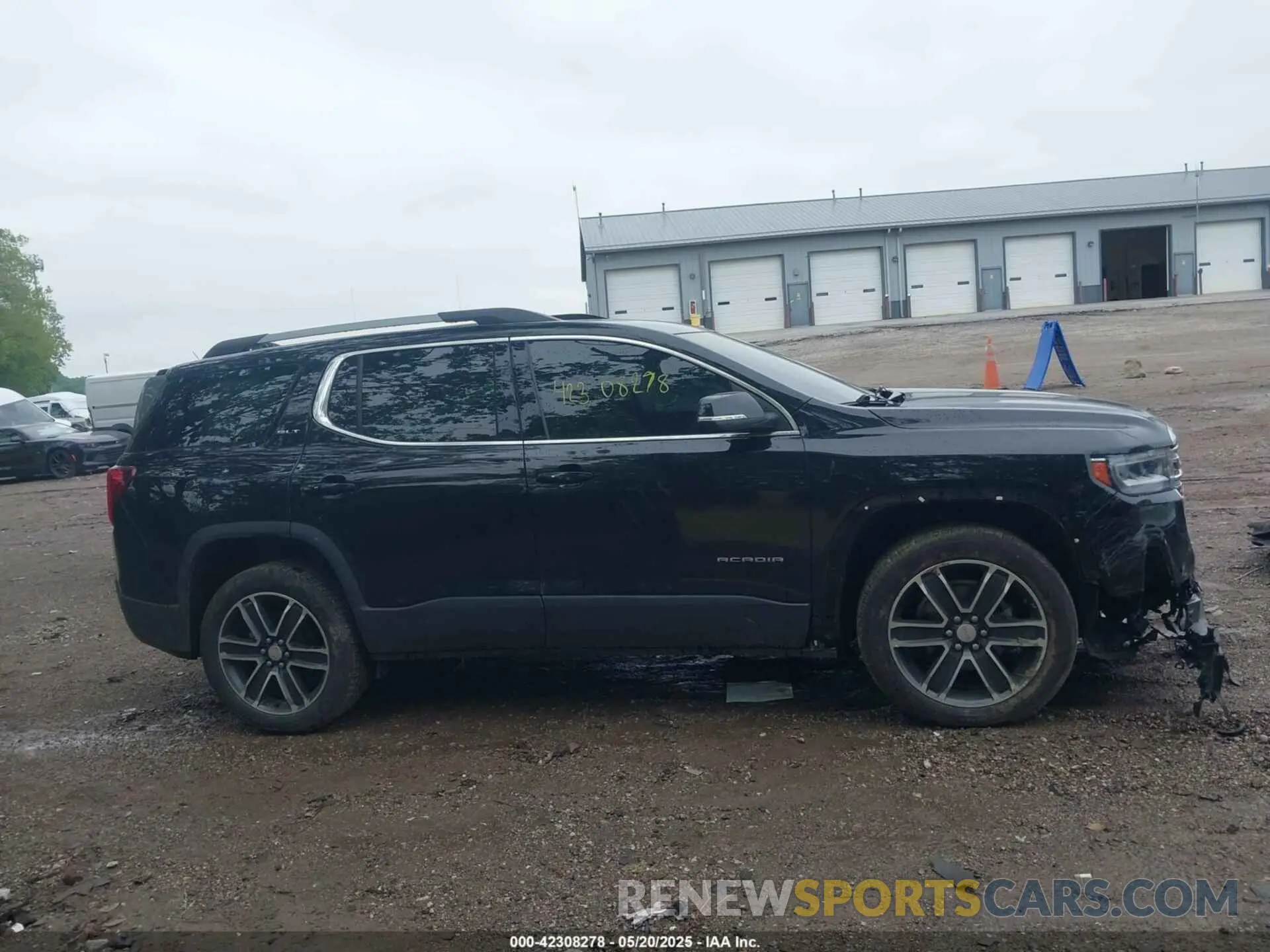 13 Photograph of a damaged car 1GKKNULS6MZ111060 GMC ACADIA 2021