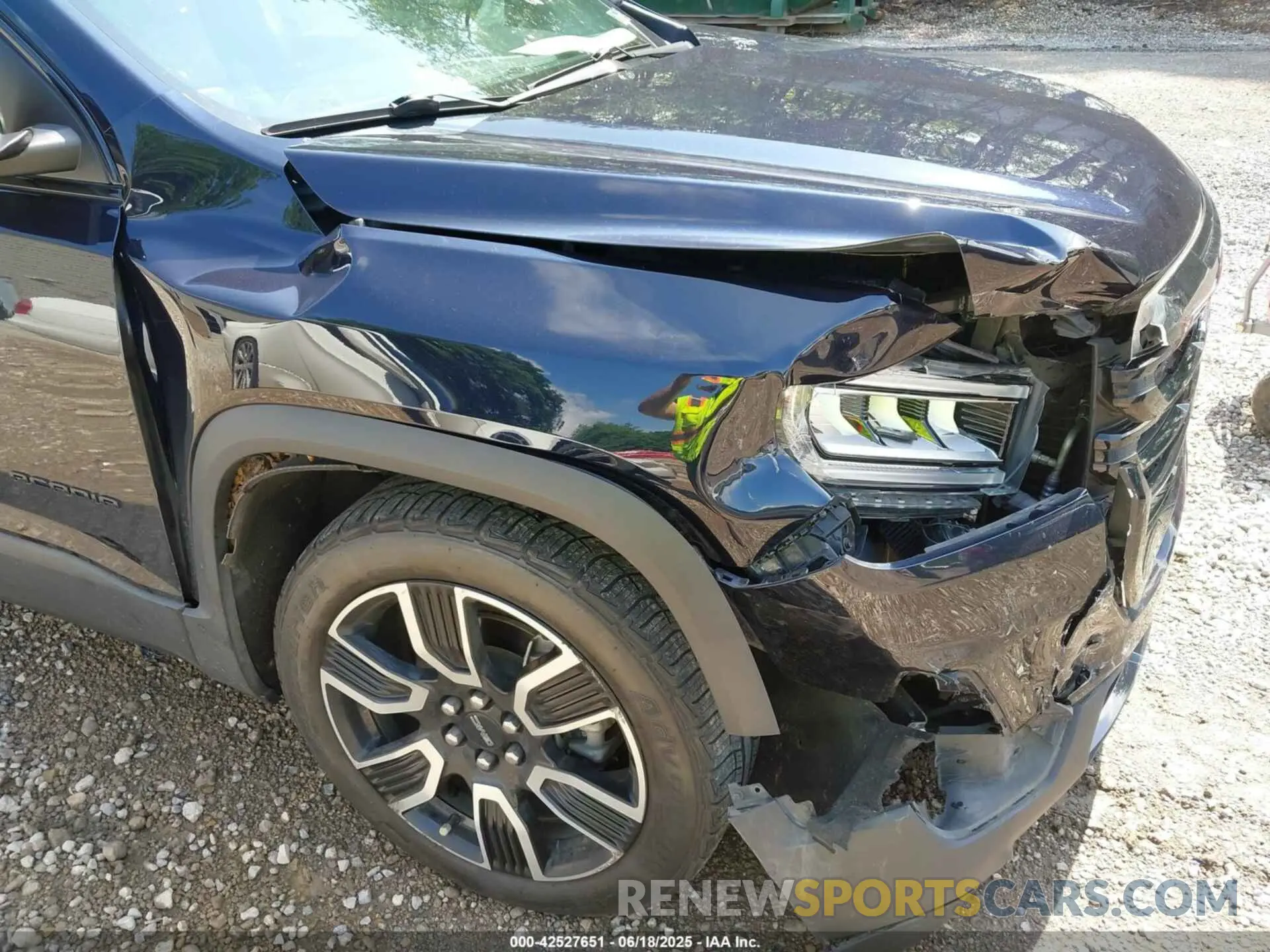 6 Photograph of a damaged car 1GKKNULS6MZ130725 GMC ACADIA 2021