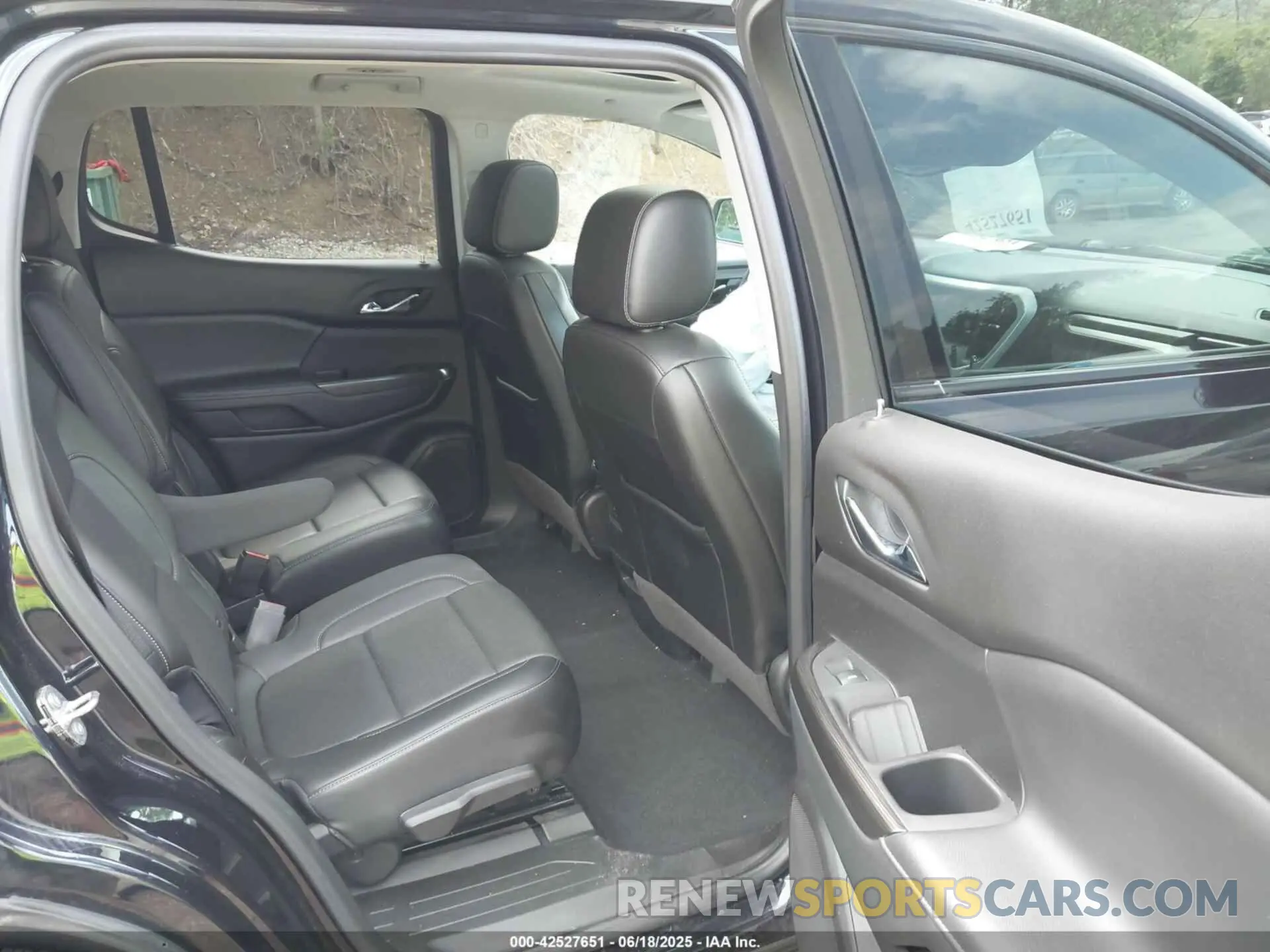 8 Photograph of a damaged car 1GKKNULS6MZ130725 GMC ACADIA 2021