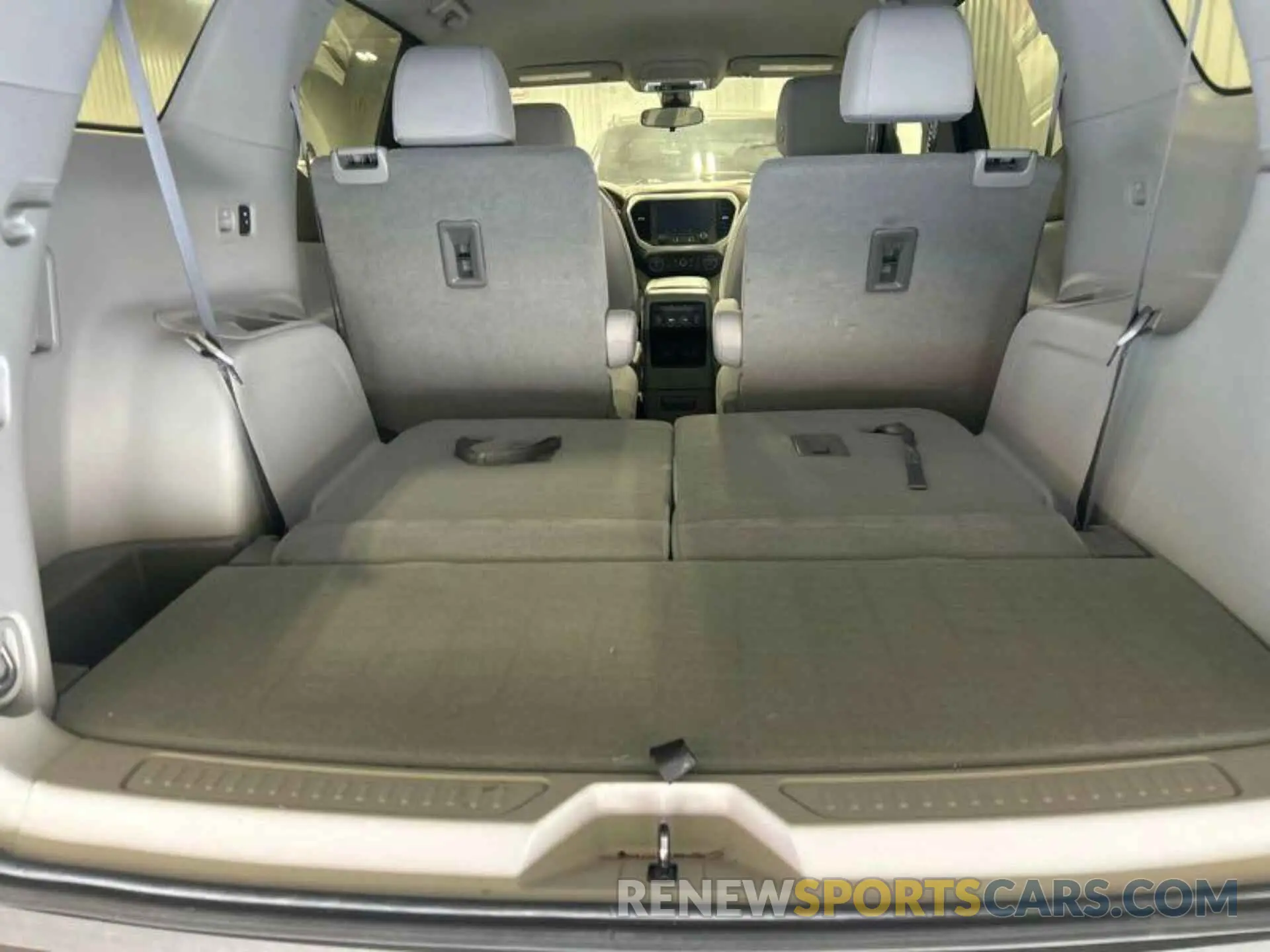 5 Photograph of a damaged car 1GKKNKL47NZ128358 GMC ACADIA 2022