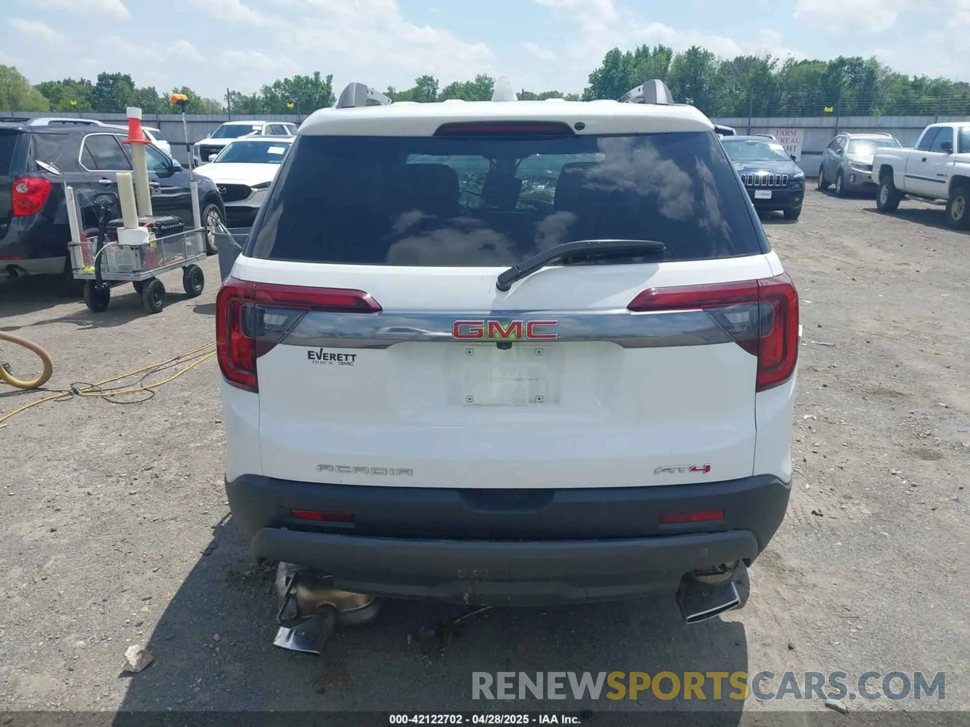 16 Photograph of a damaged car 1GKKNLLS6NZ159914 GMC ACADIA 2022