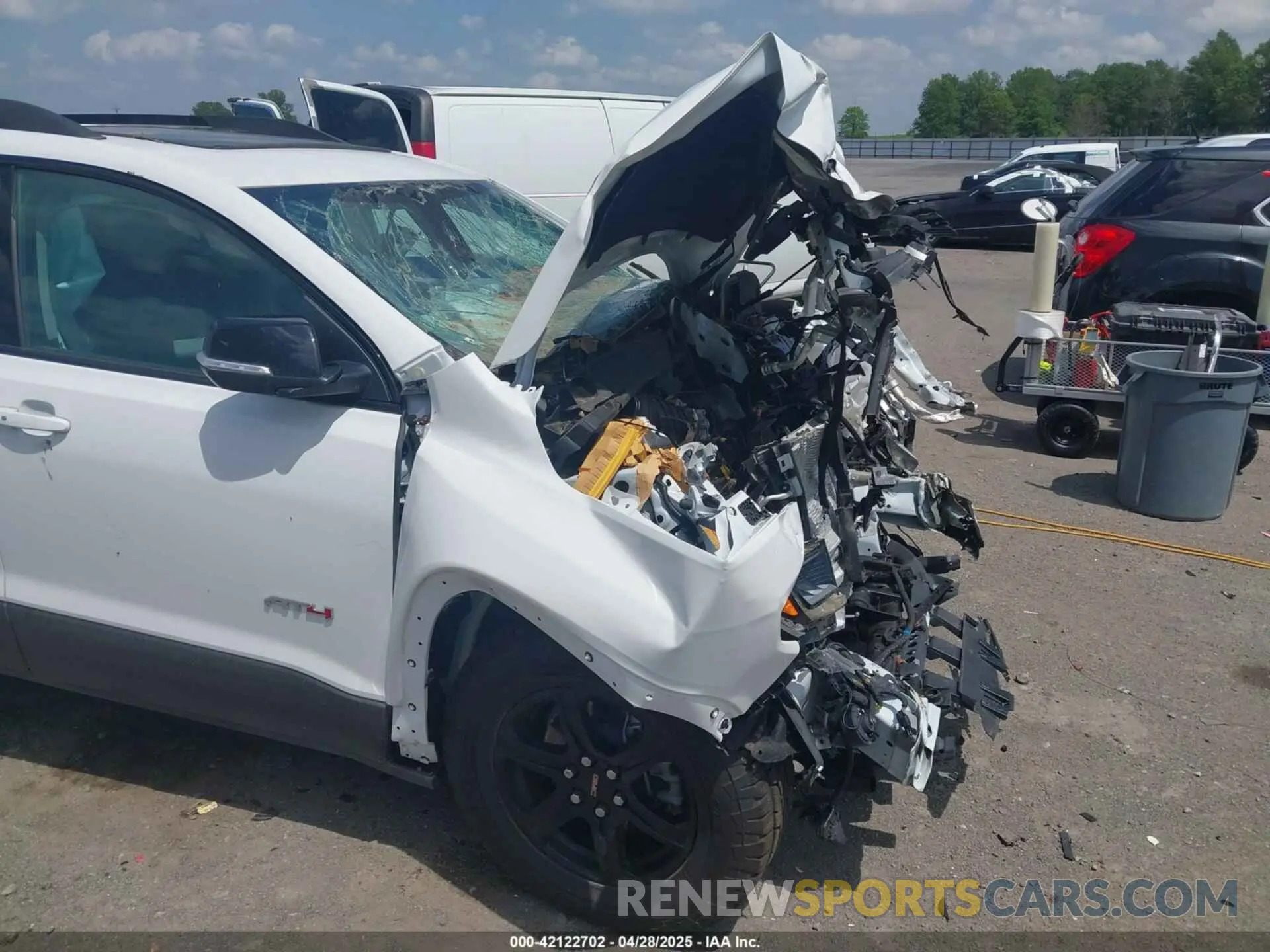 17 Photograph of a damaged car 1GKKNLLS6NZ159914 GMC ACADIA 2022