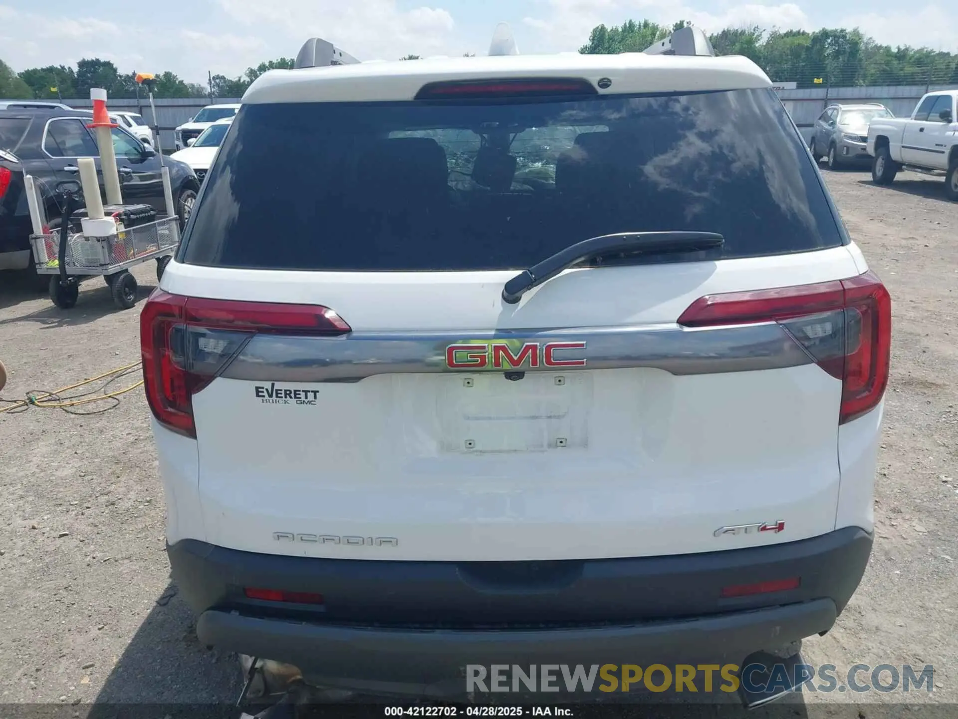 19 Photograph of a damaged car 1GKKNLLS6NZ159914 GMC ACADIA 2022