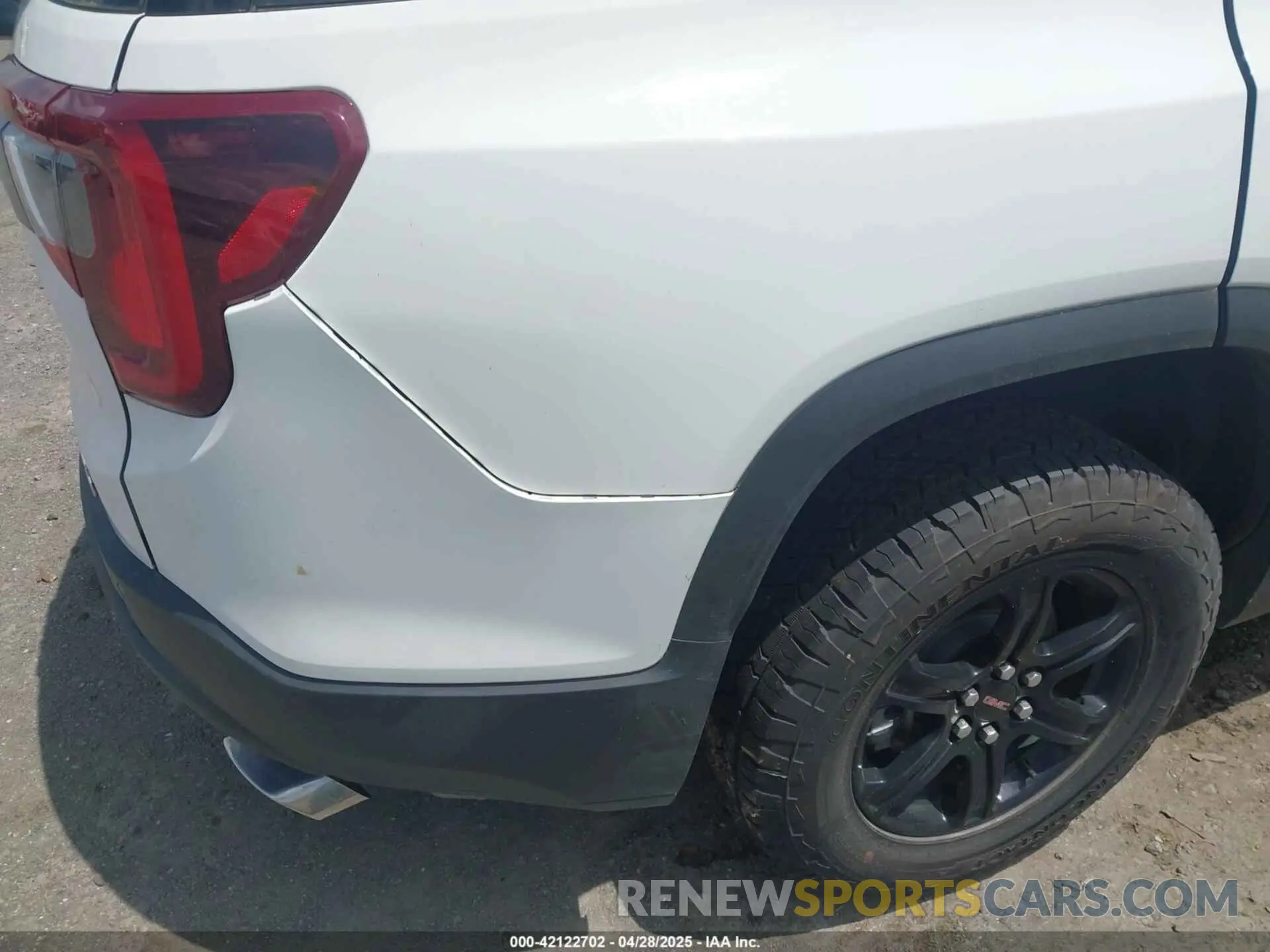 20 Photograph of a damaged car 1GKKNLLS6NZ159914 GMC ACADIA 2022