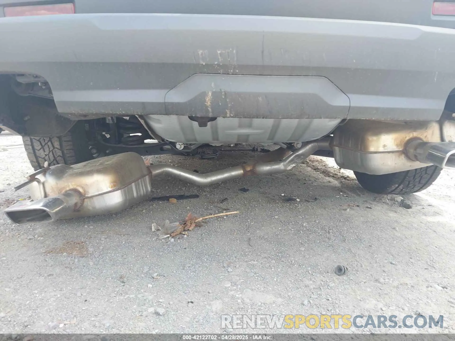 21 Photograph of a damaged car 1GKKNLLS6NZ159914 GMC ACADIA 2022