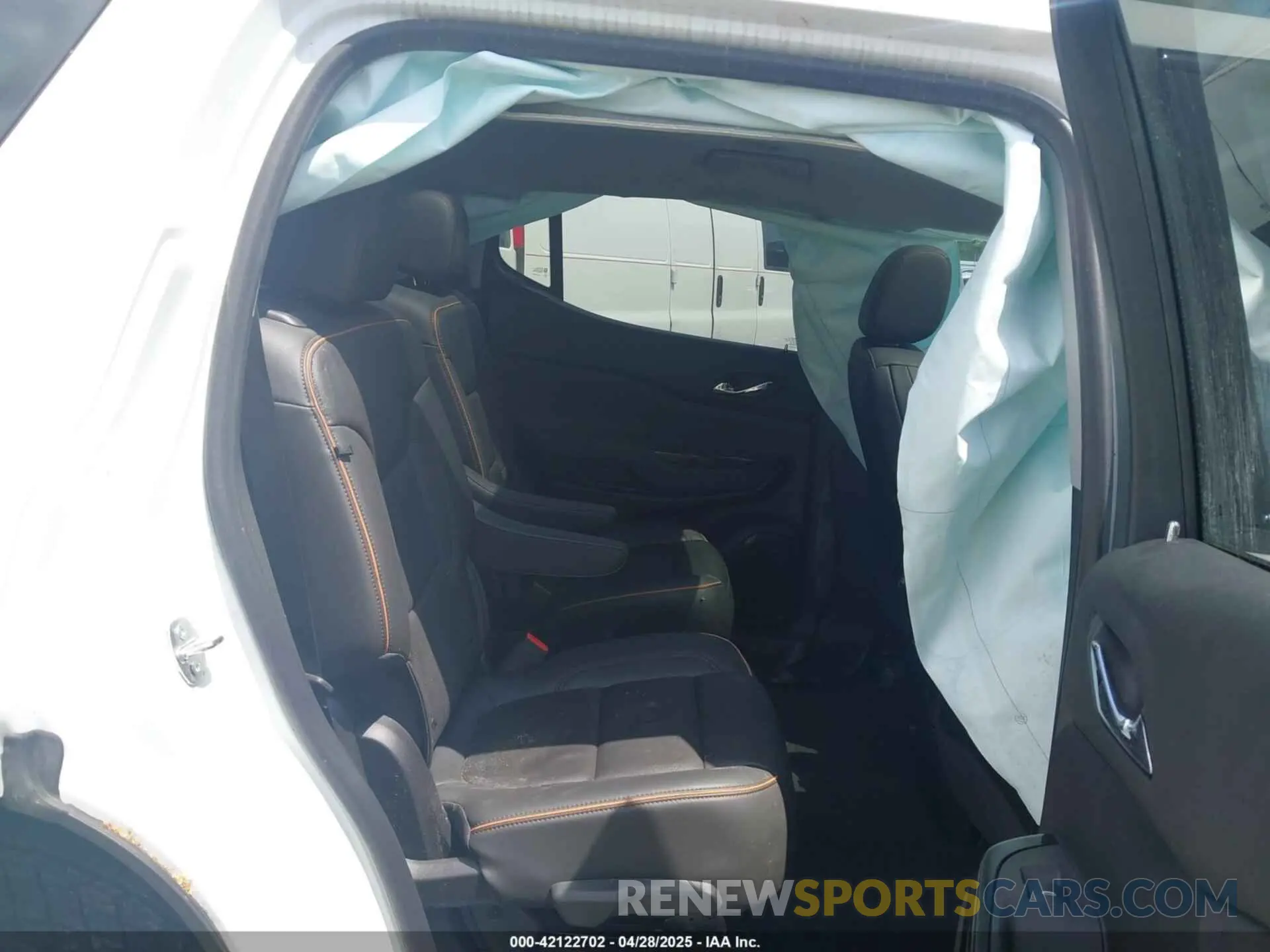 8 Photograph of a damaged car 1GKKNLLS6NZ159914 GMC ACADIA 2022