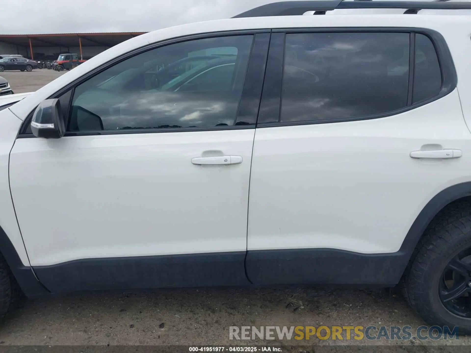 14 Photograph of a damaged car 1GKKNLLS7NZ144869 GMC ACADIA 2022