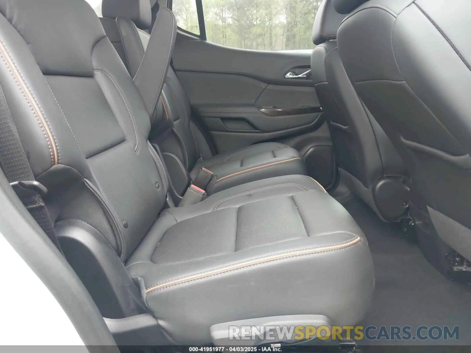 8 Photograph of a damaged car 1GKKNLLS7NZ144869 GMC ACADIA 2022