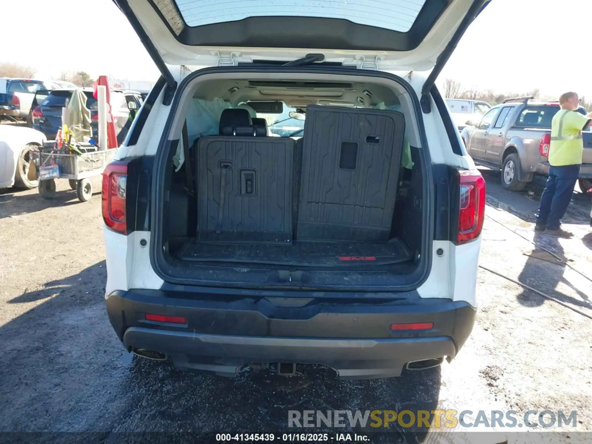 16 Photograph of a damaged car 1GKKNLLS8NZ125747 GMC ACADIA 2022