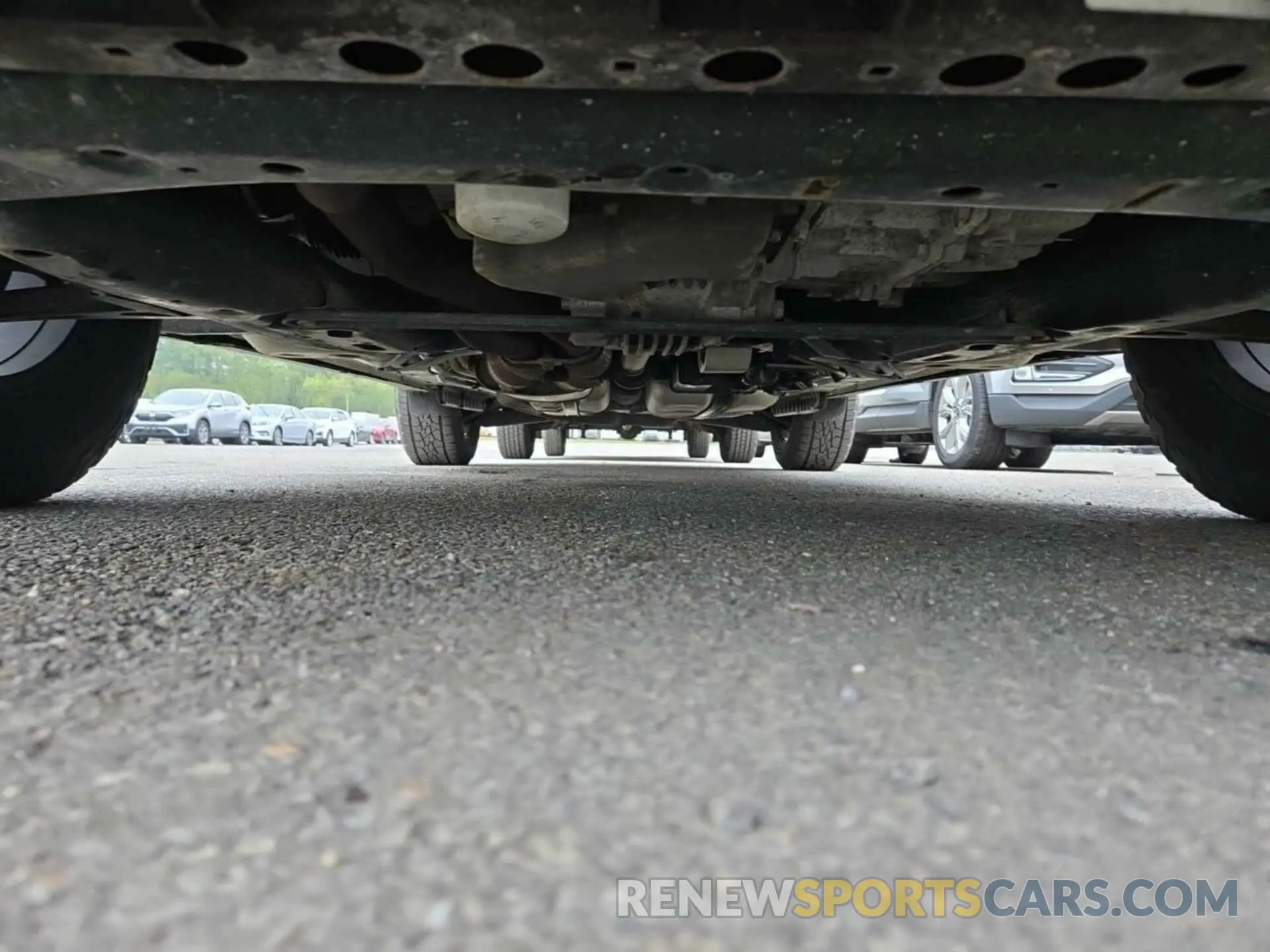 31 Photograph of a damaged car 1GKKNLLS8NZ129037 GMC ACADIA 2022