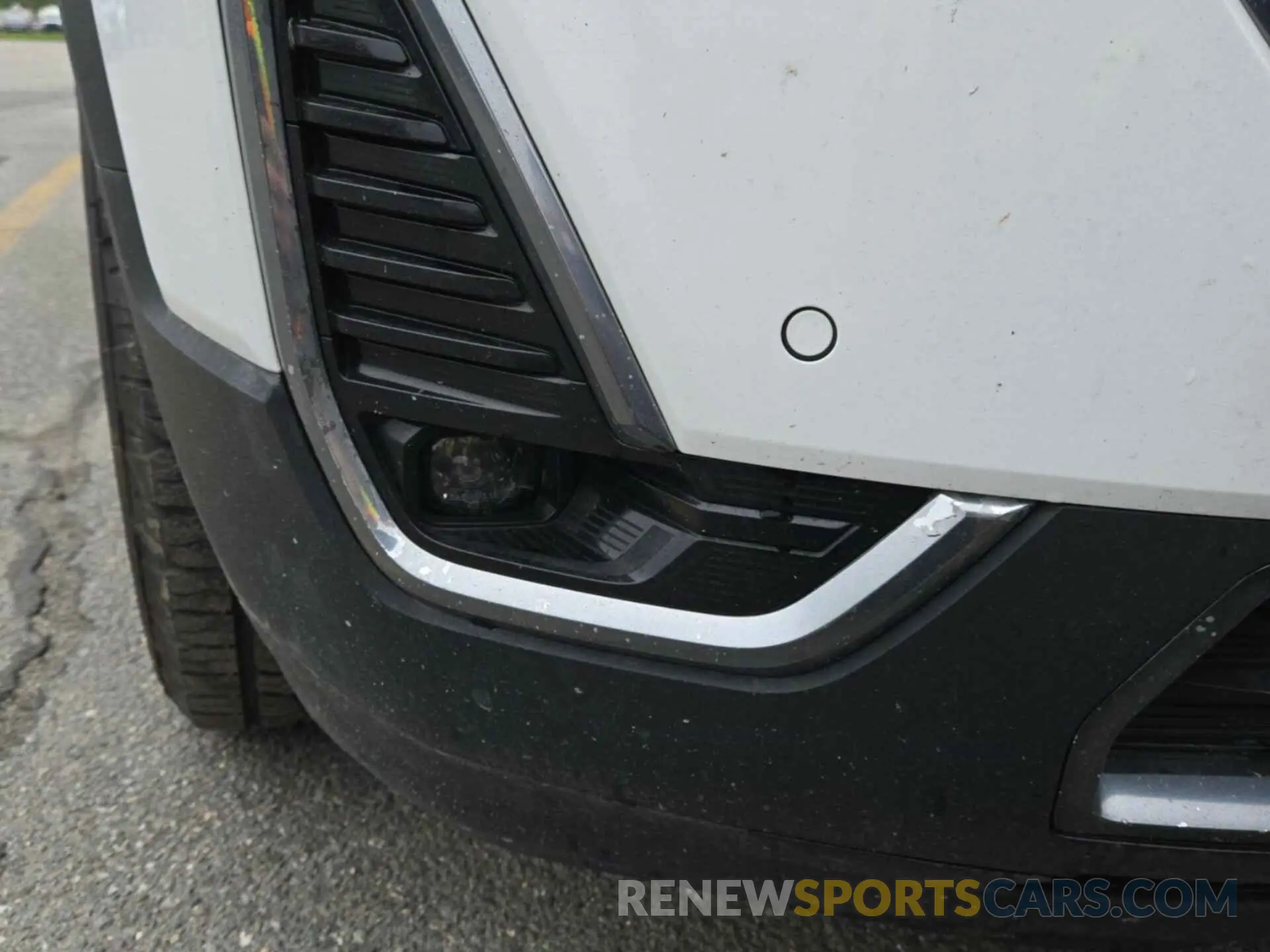 34 Photograph of a damaged car 1GKKNLLS8NZ129037 GMC ACADIA 2022