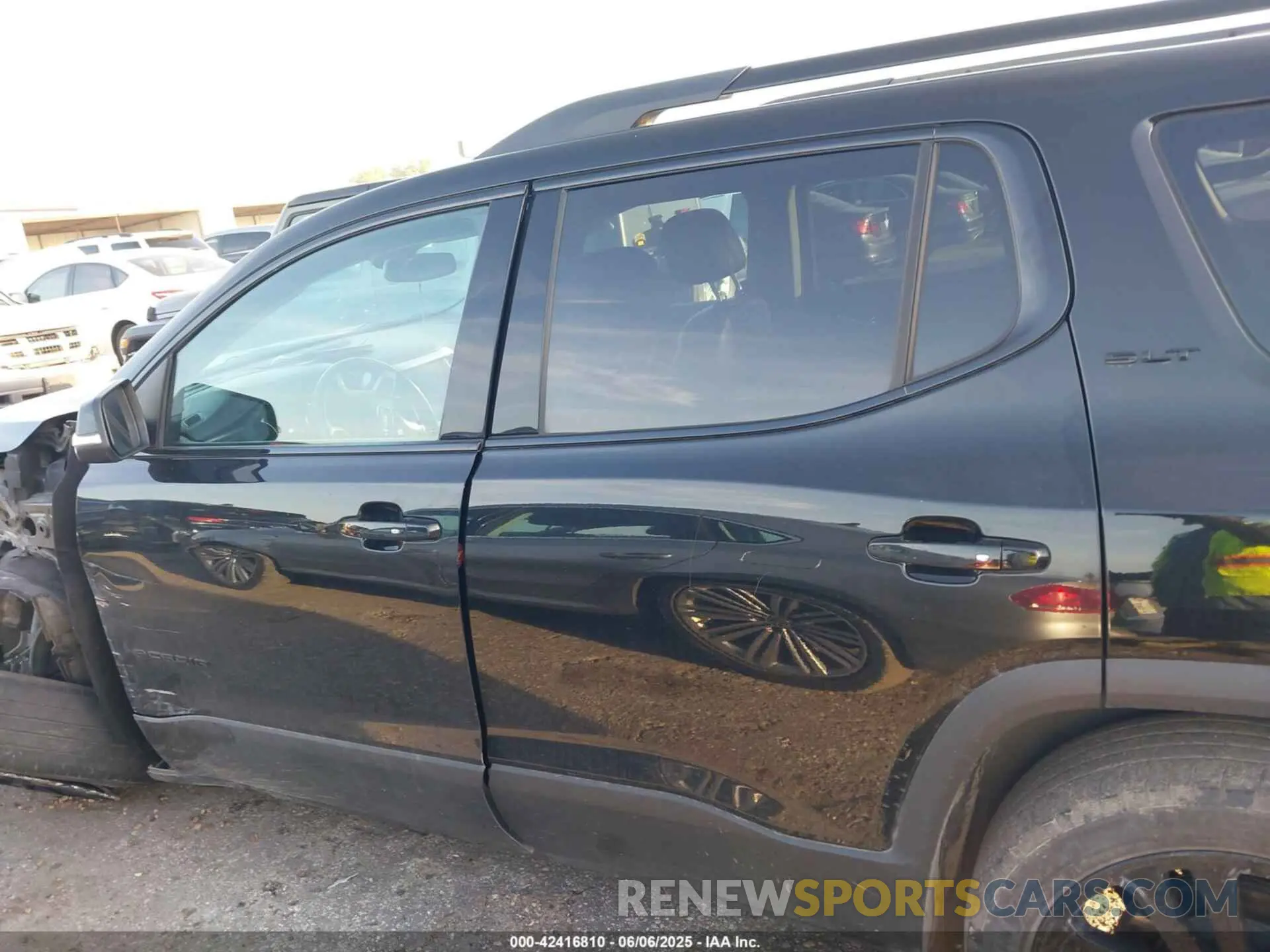 14 Photograph of a damaged car 1GKKNML40NZ147166 GMC ACADIA 2022