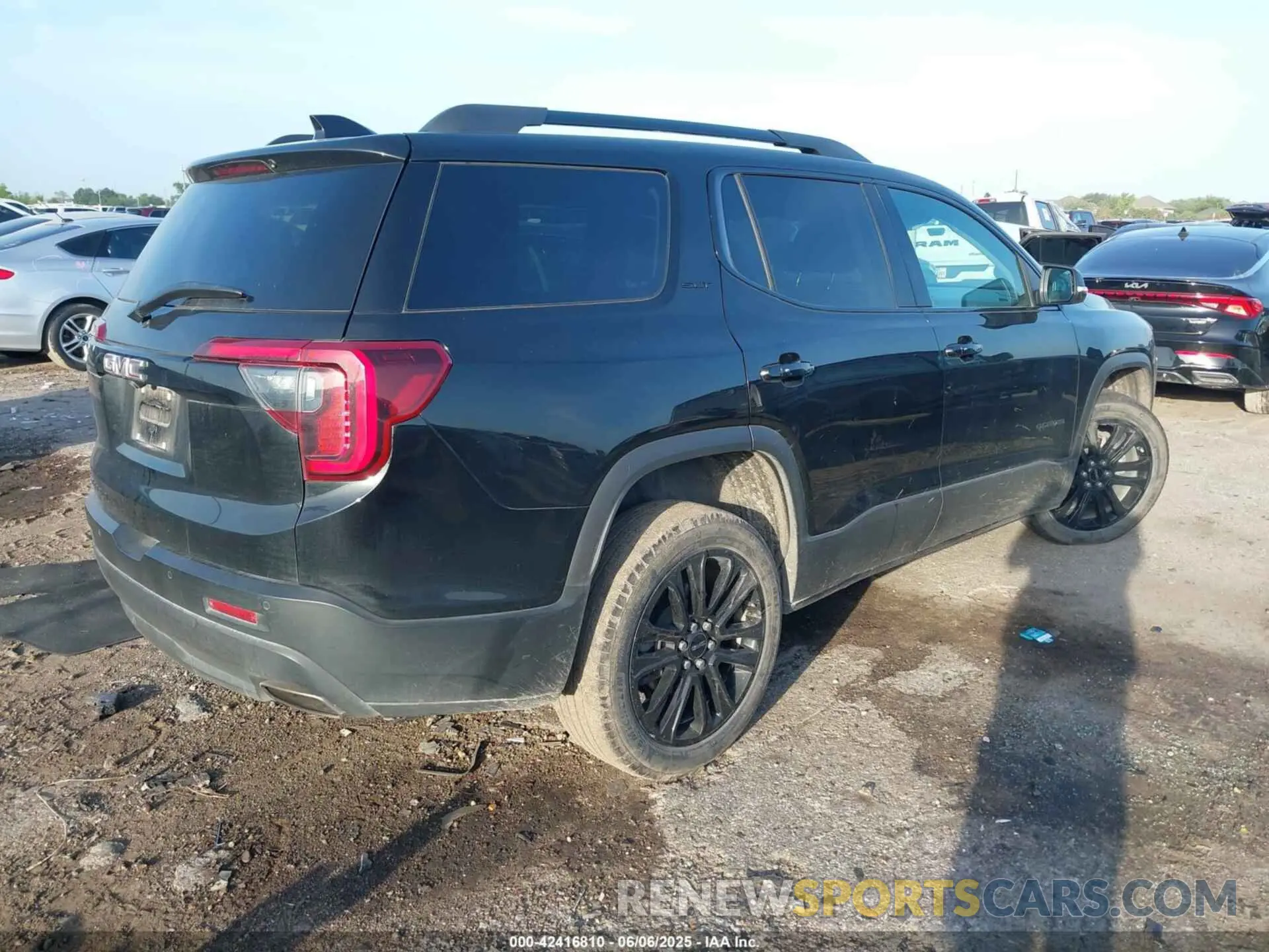 4 Photograph of a damaged car 1GKKNML40NZ147166 GMC ACADIA 2022