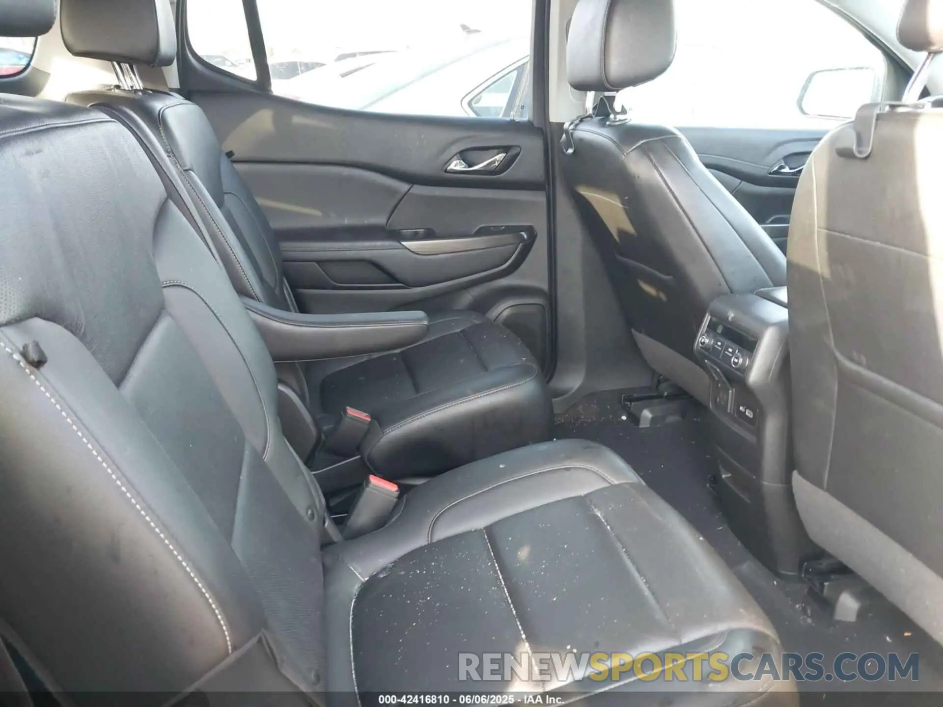 8 Photograph of a damaged car 1GKKNML40NZ147166 GMC ACADIA 2022