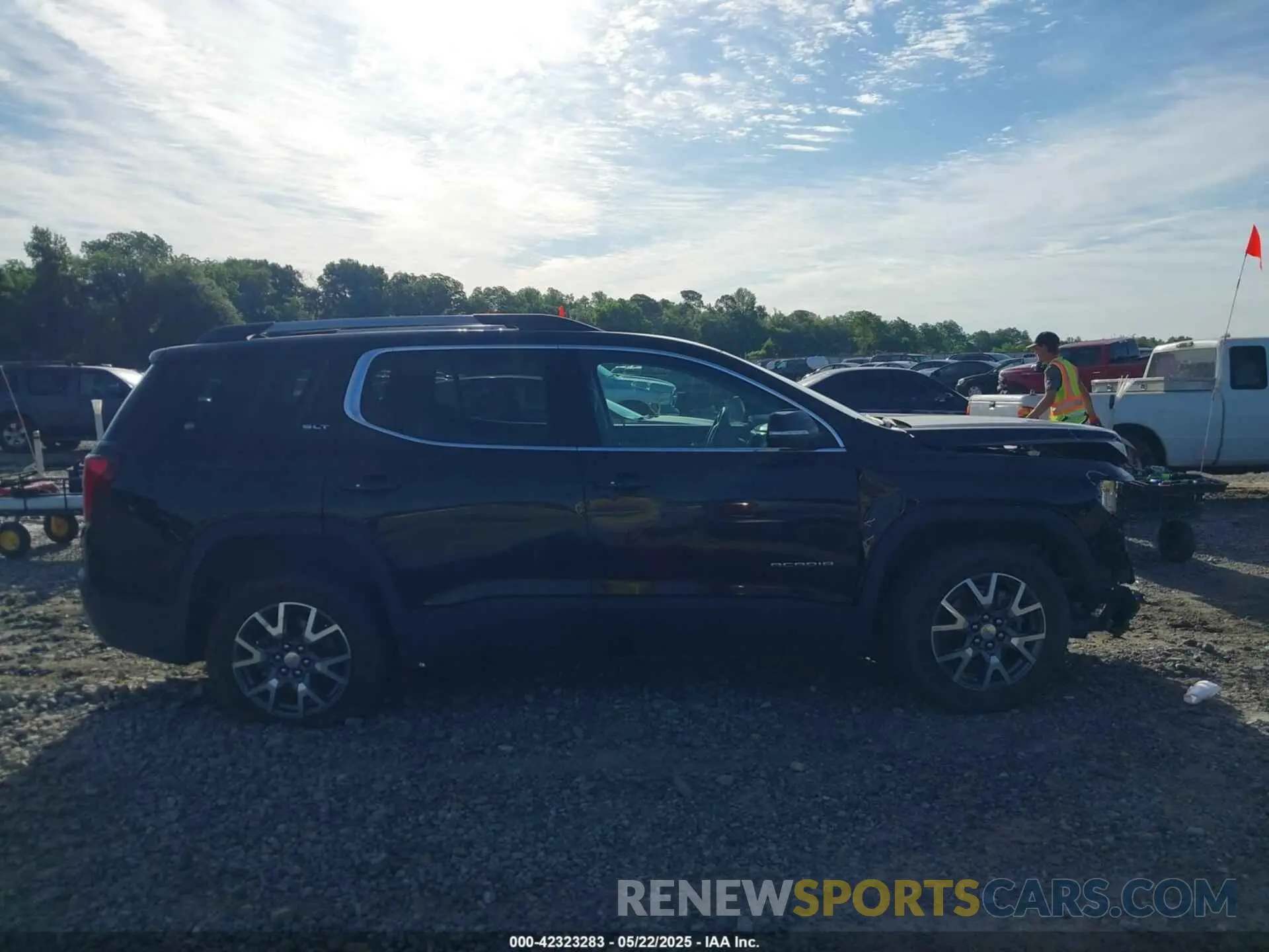 14 Photograph of a damaged car 1GKKNMLS3NZ160962 GMC ACADIA 2022