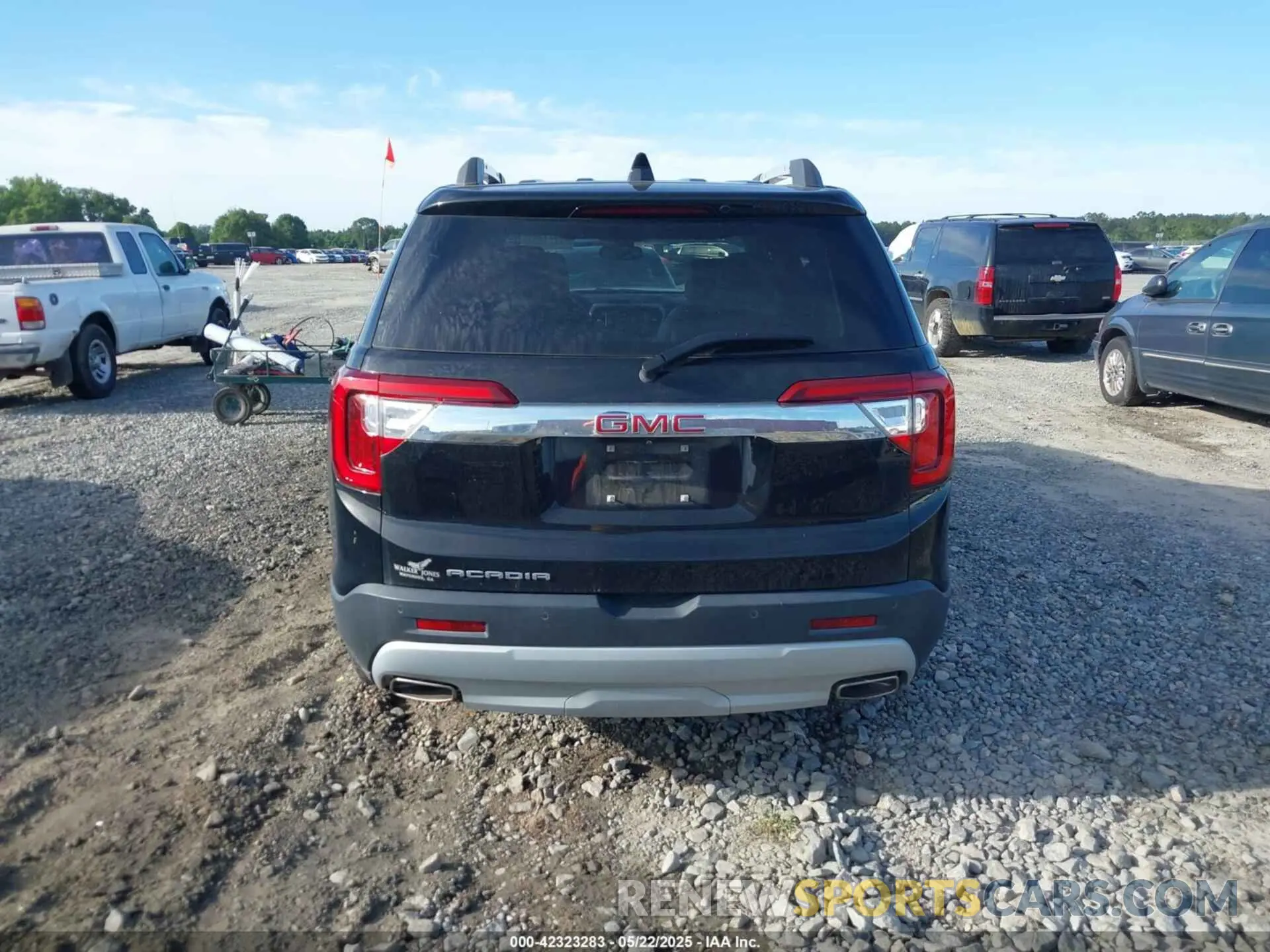 17 Photograph of a damaged car 1GKKNMLS3NZ160962 GMC ACADIA 2022