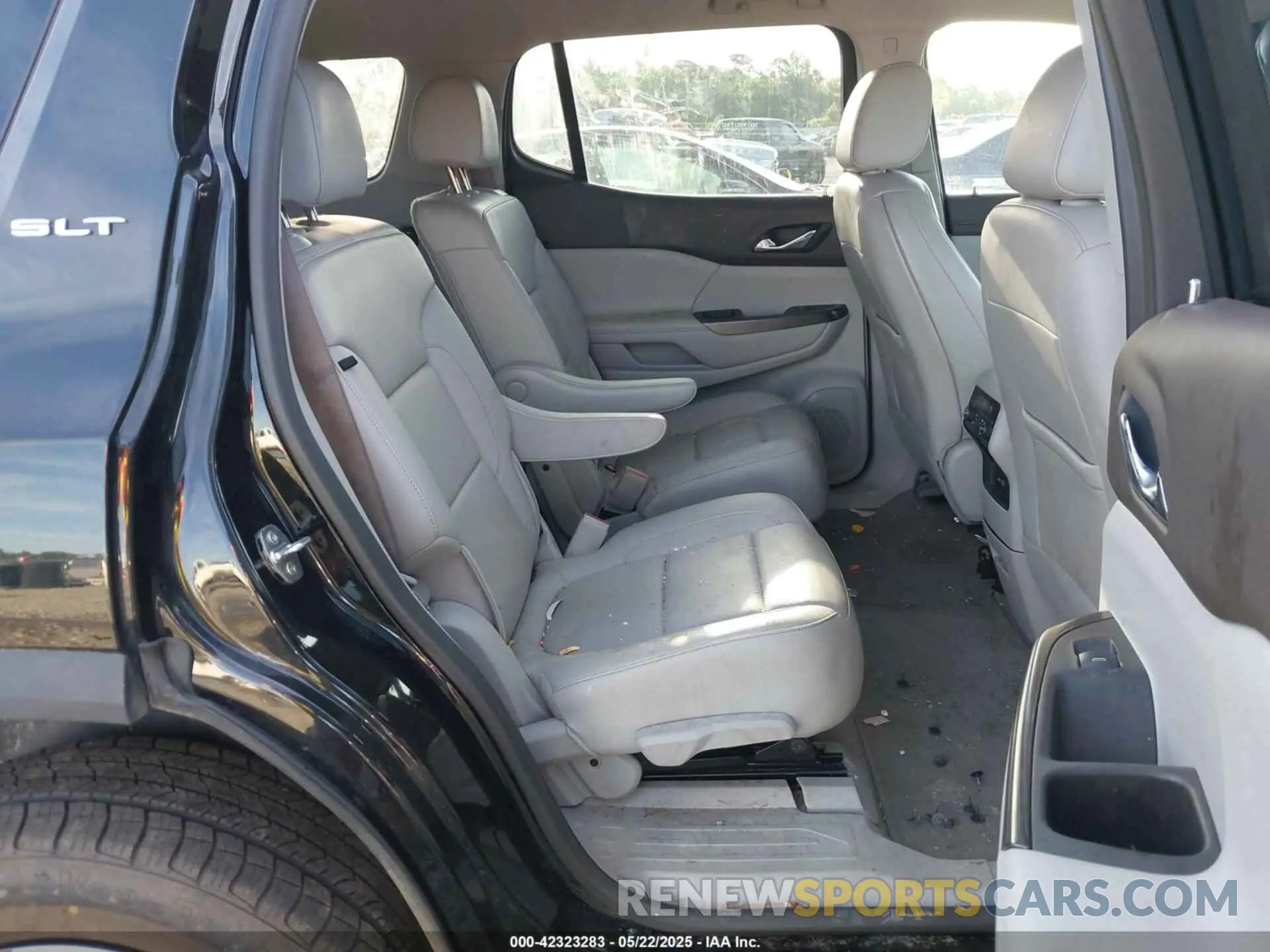 8 Photograph of a damaged car 1GKKNMLS3NZ160962 GMC ACADIA 2022