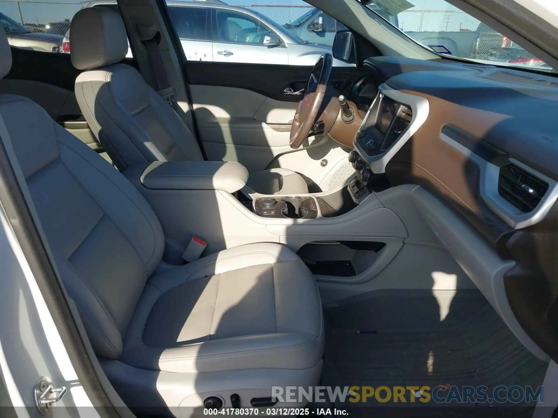 5 Photograph of a damaged car 1GKKNMLS6NZ111299 GMC ACADIA 2022