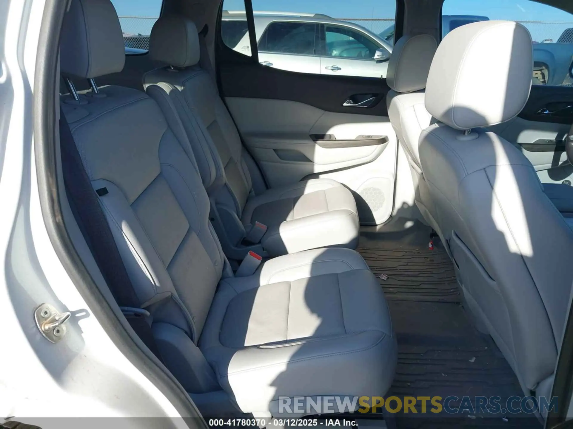 8 Photograph of a damaged car 1GKKNMLS6NZ111299 GMC ACADIA 2022