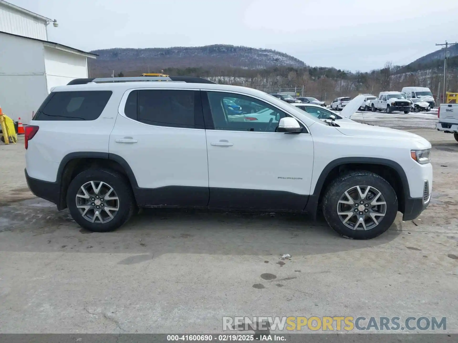 14 Photograph of a damaged car 1GKKNRL40NZ164997 GMC ACADIA 2022