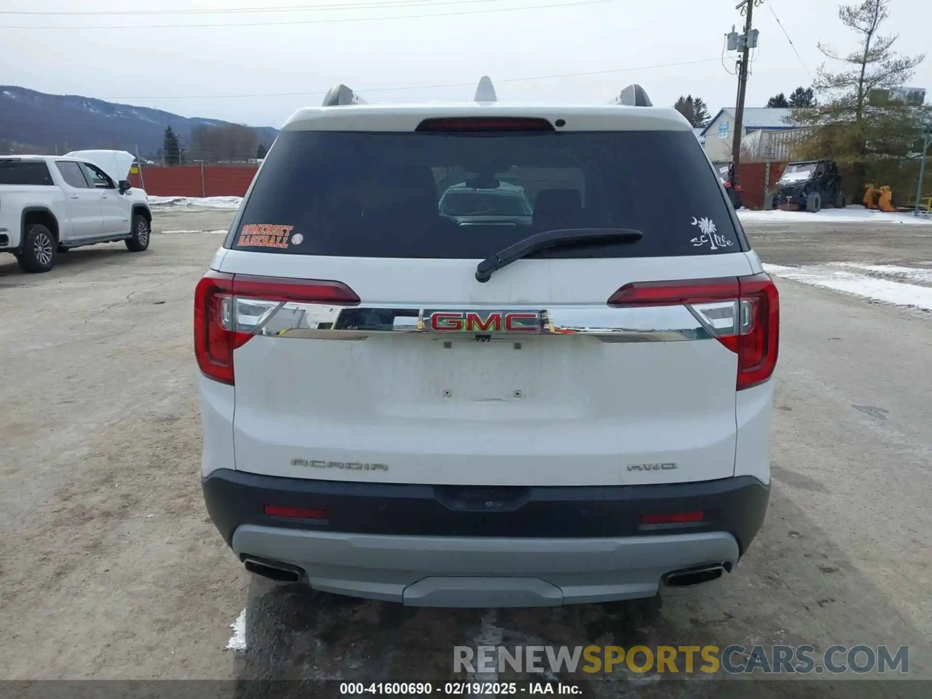 17 Photograph of a damaged car 1GKKNRL40NZ164997 GMC ACADIA 2022