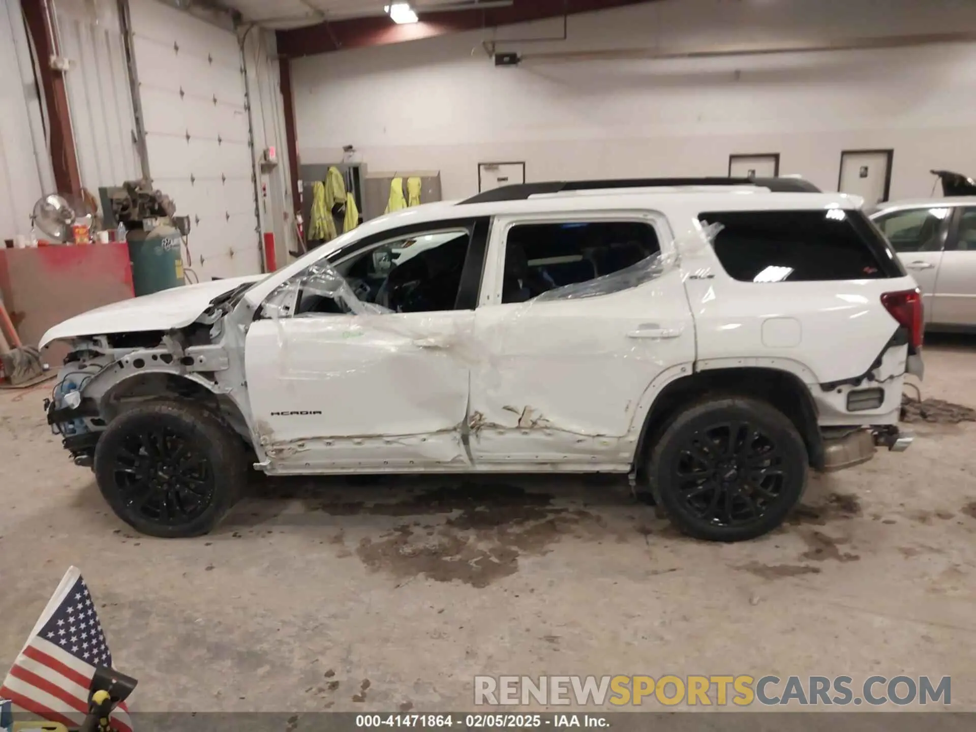 14 Photograph of a damaged car 1GKKNRL41NZ130406 GMC ACADIA 2022