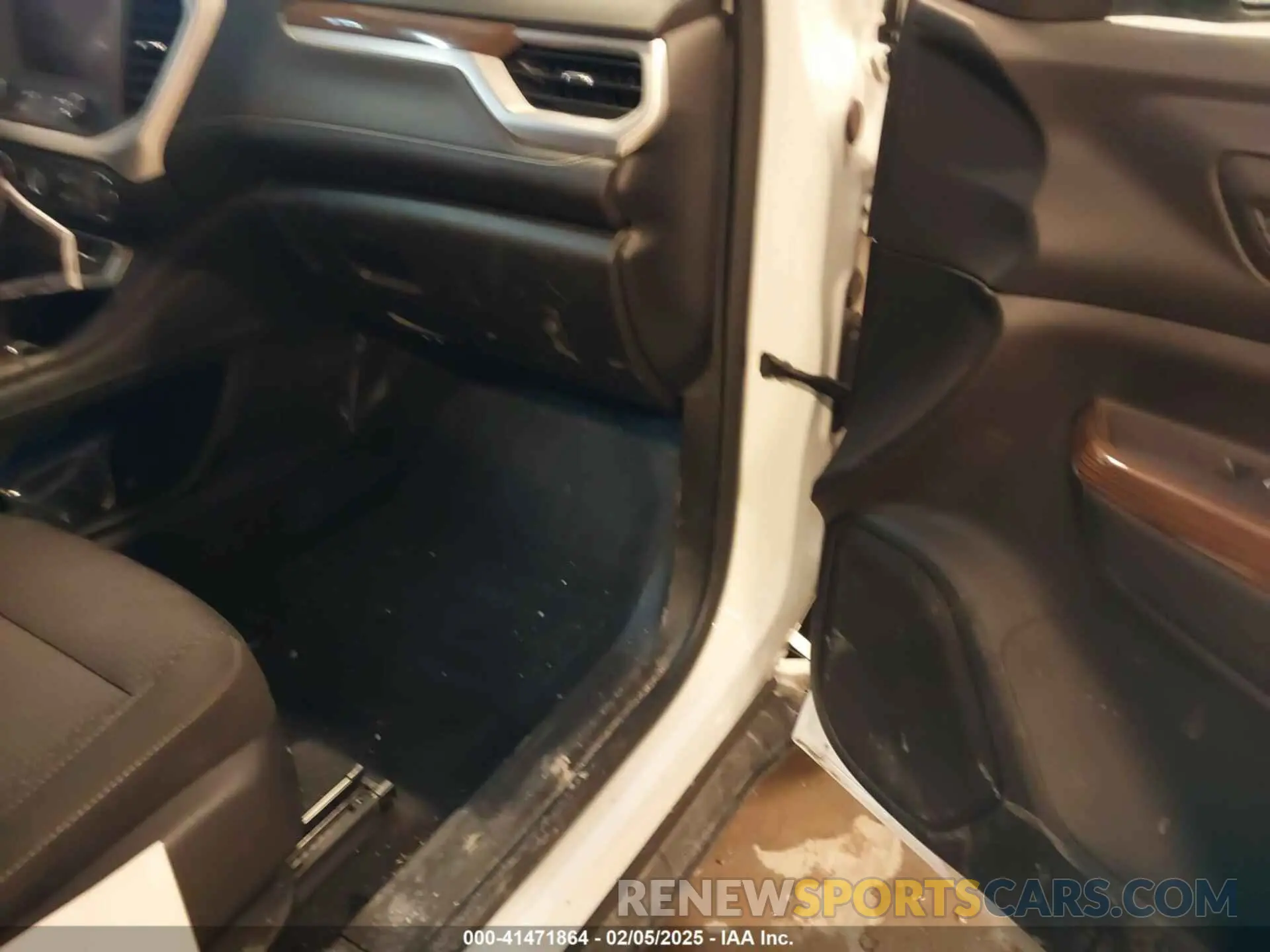 5 Photograph of a damaged car 1GKKNRL41NZ130406 GMC ACADIA 2022