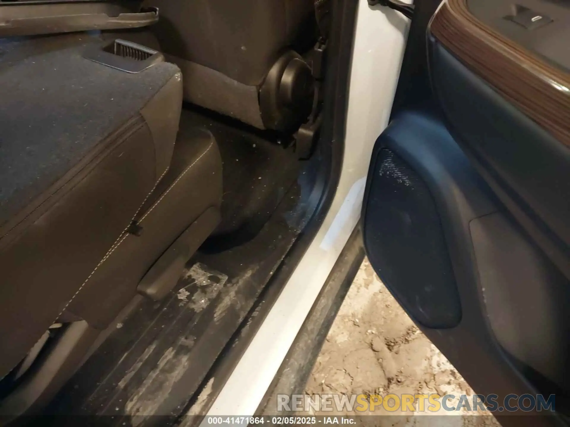 8 Photograph of a damaged car 1GKKNRL41NZ130406 GMC ACADIA 2022