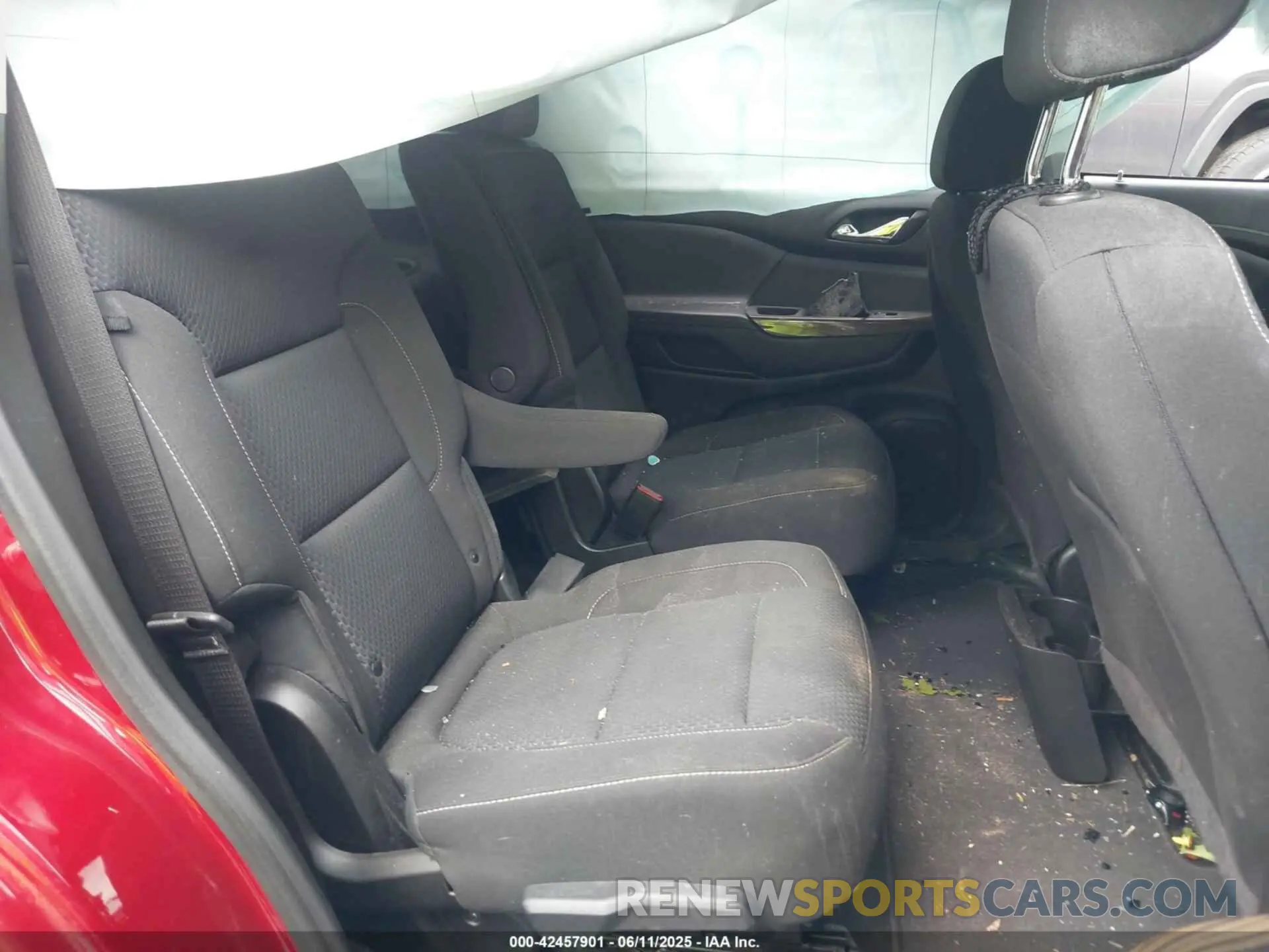 8 Photograph of a damaged car 1GKKNRL43NZ134425 GMC ACADIA 2022