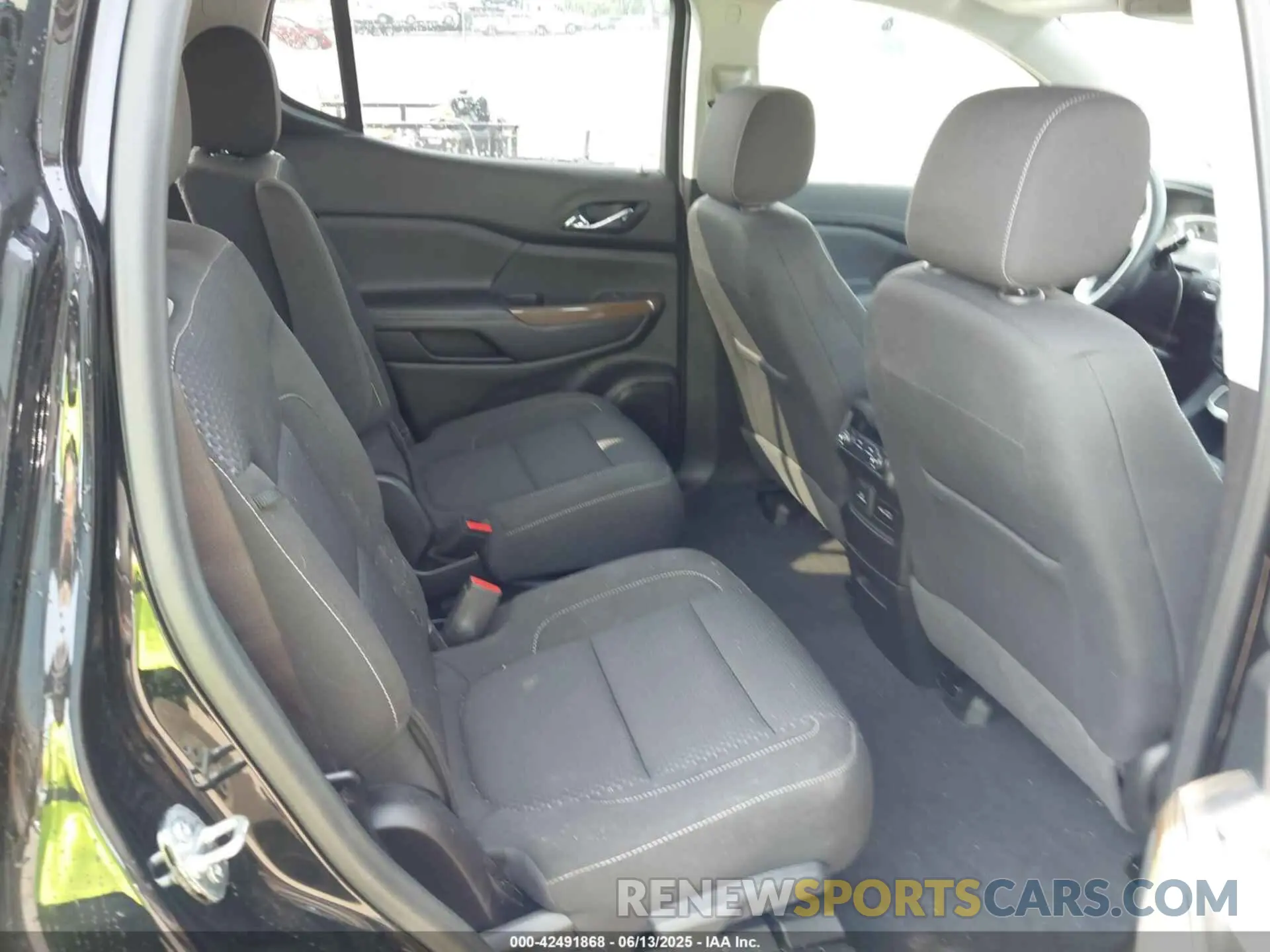 8 Photograph of a damaged car 1GKKNRL46NZ157035 GMC ACADIA 2022