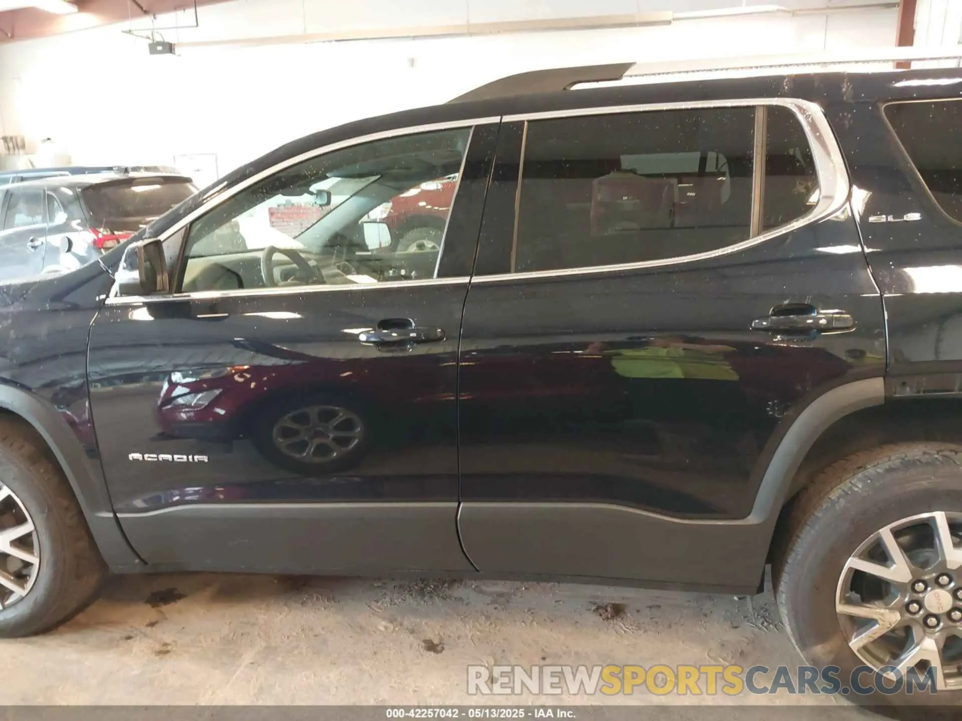 14 Photograph of a damaged car 1GKKNRL47NZ161580 GMC ACADIA 2022