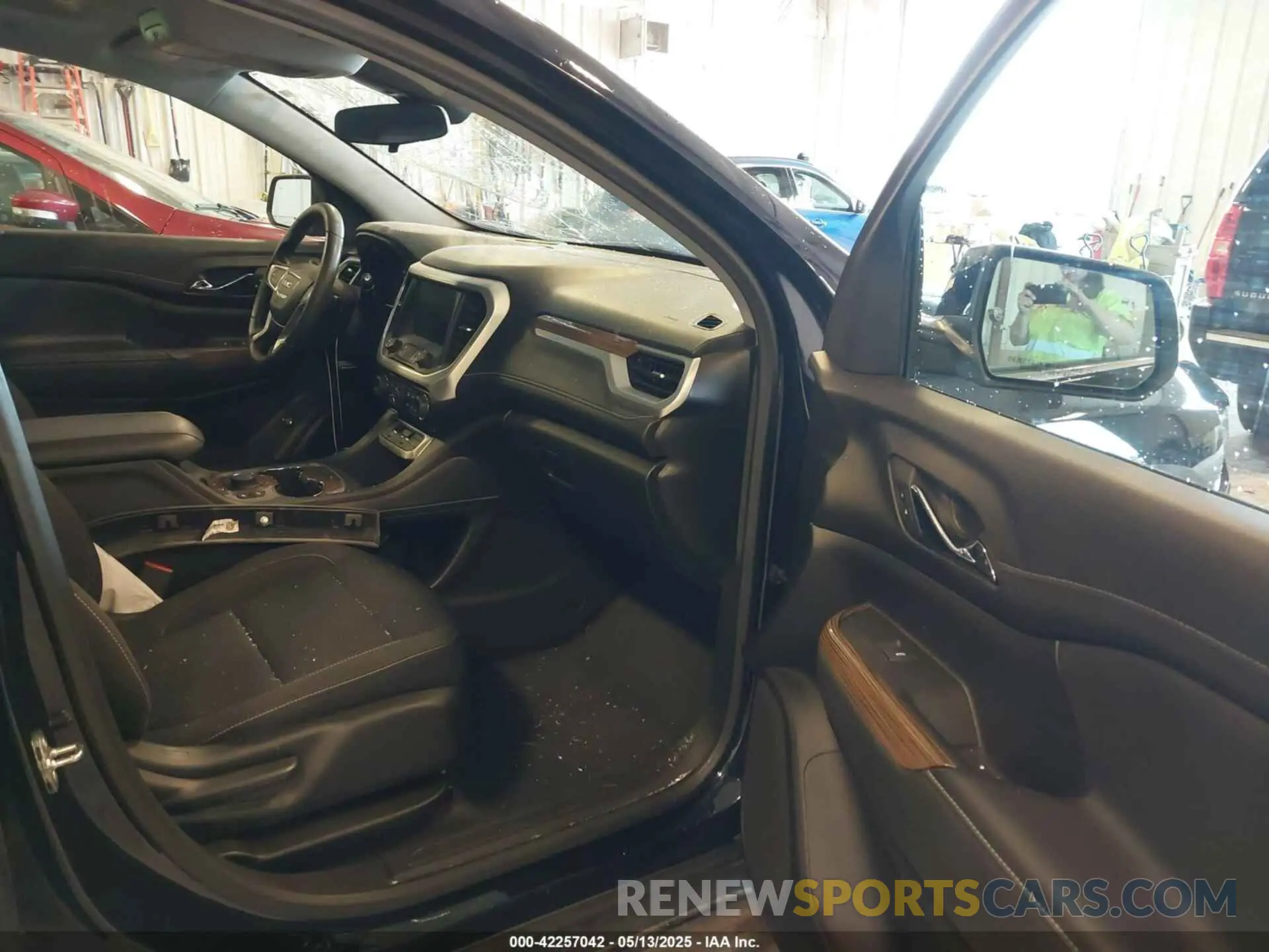 5 Photograph of a damaged car 1GKKNRL47NZ161580 GMC ACADIA 2022