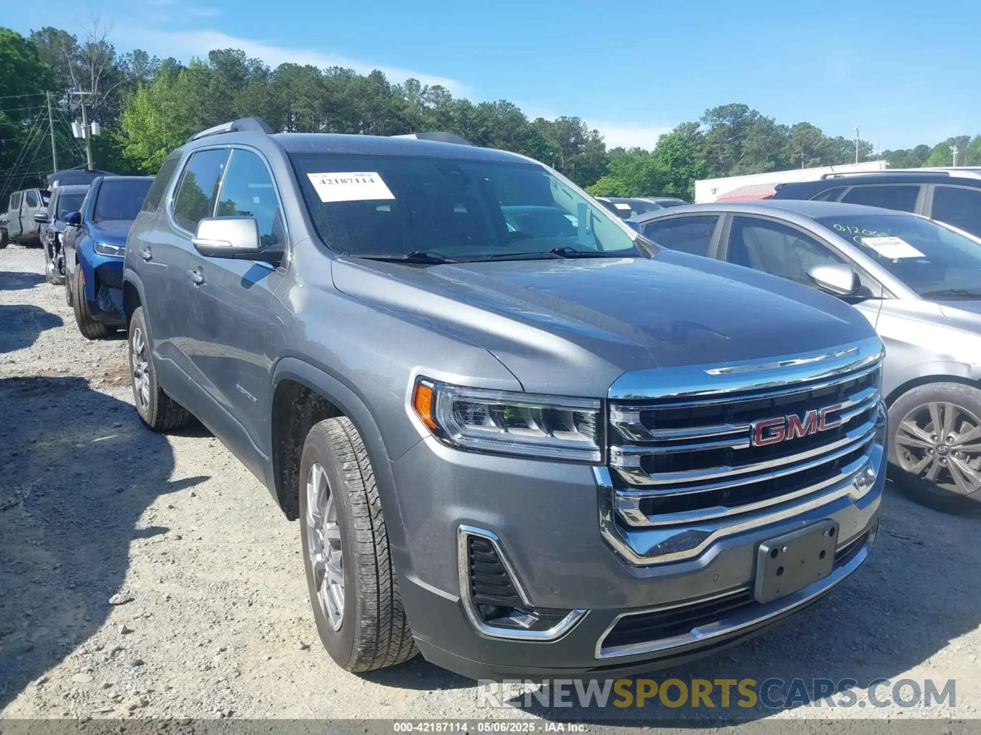 1 Photograph of a damaged car 1GKKNUL42NZ132720 GMC ACADIA 2022