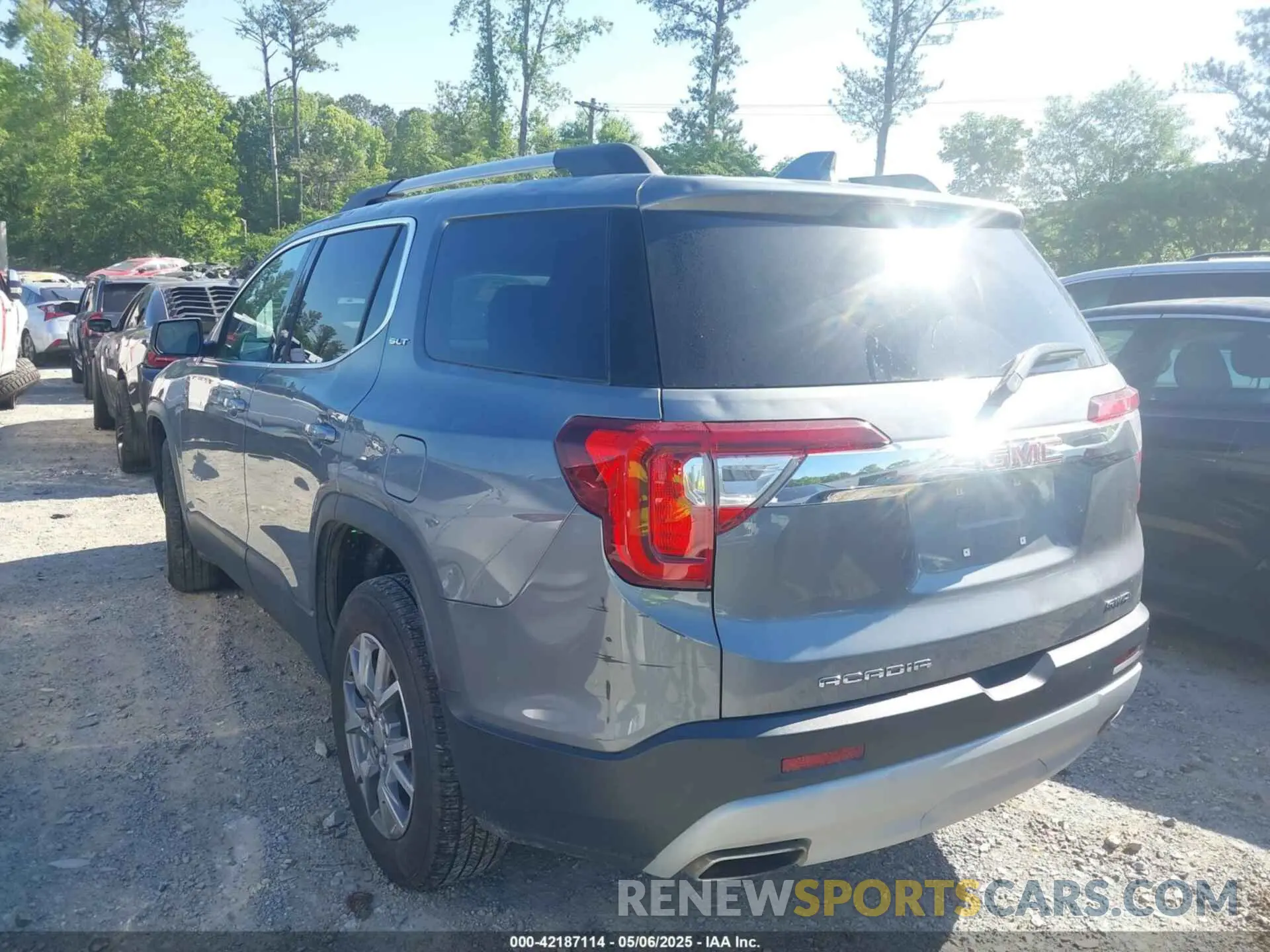 14 Photograph of a damaged car 1GKKNUL42NZ132720 GMC ACADIA 2022