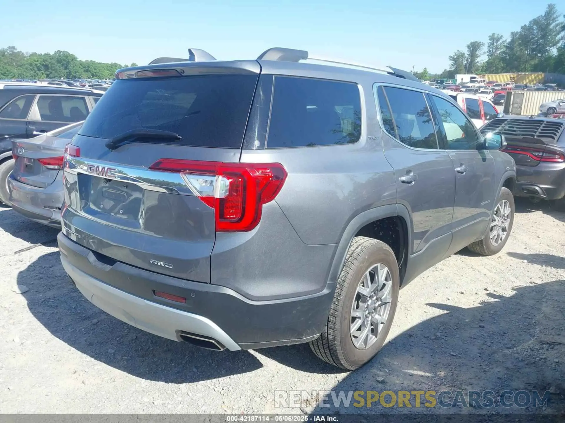 4 Photograph of a damaged car 1GKKNUL42NZ132720 GMC ACADIA 2022
