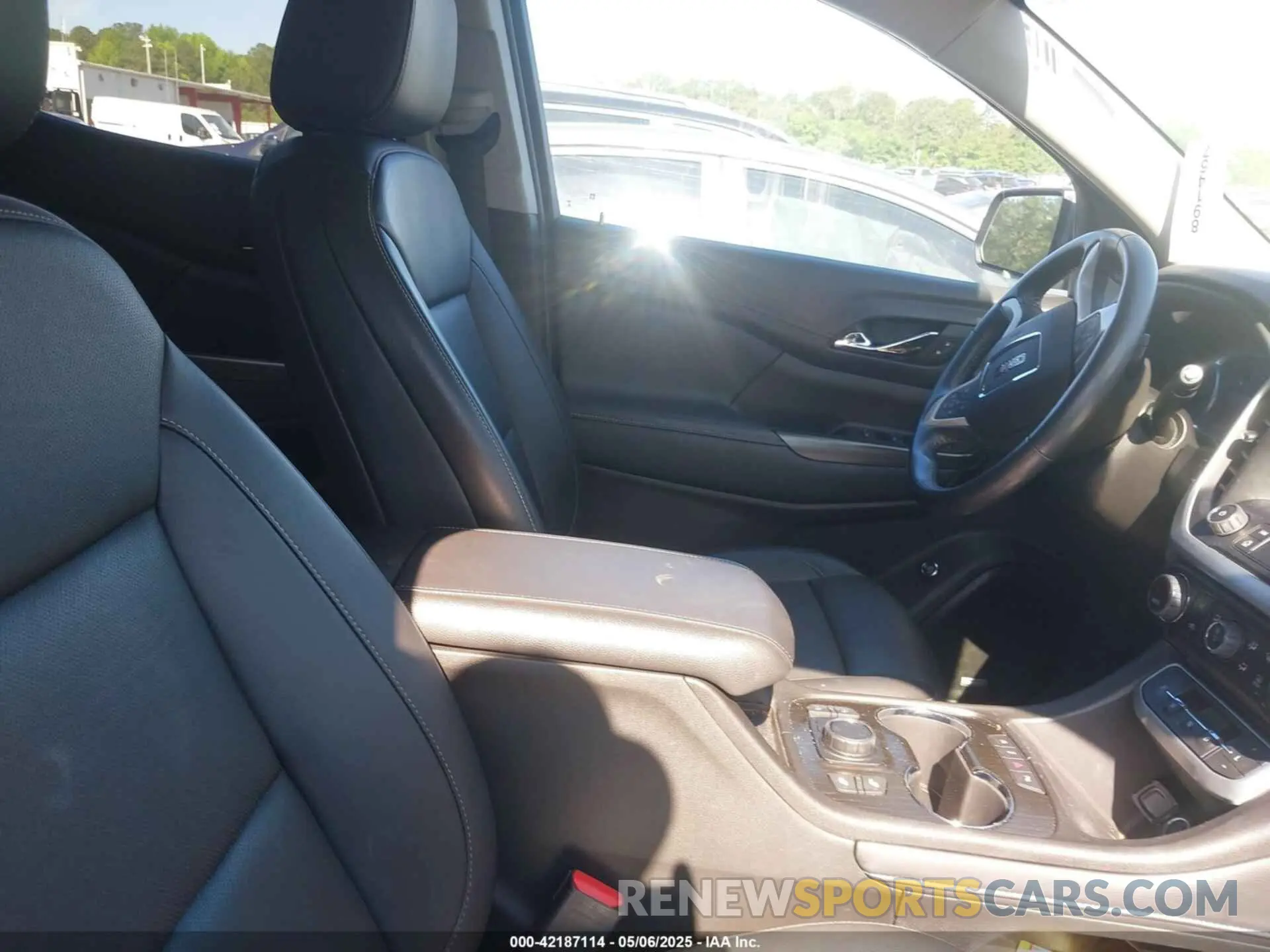 5 Photograph of a damaged car 1GKKNUL42NZ132720 GMC ACADIA 2022