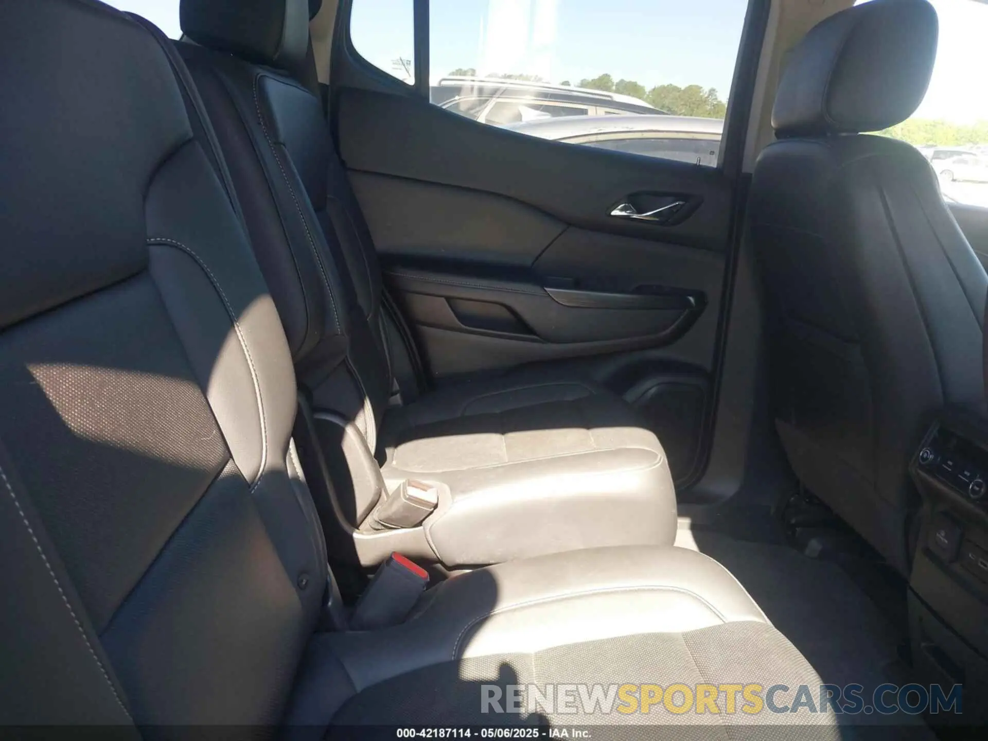 8 Photograph of a damaged car 1GKKNUL42NZ132720 GMC ACADIA 2022
