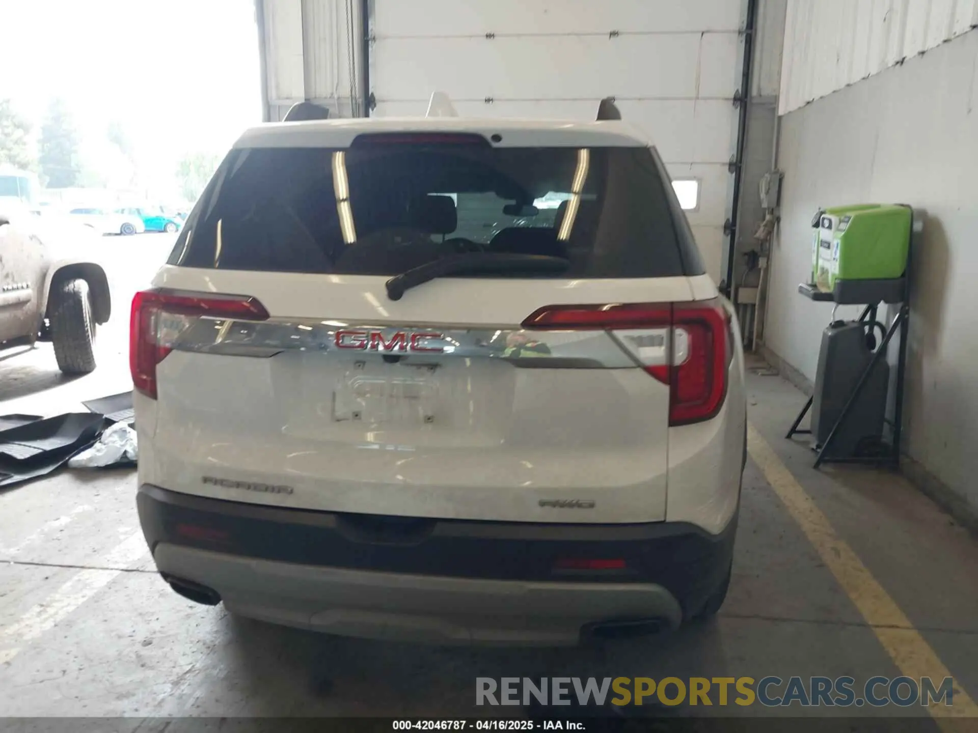 17 Photograph of a damaged car 1GKKNUL49NZ154455 GMC ACADIA 2022