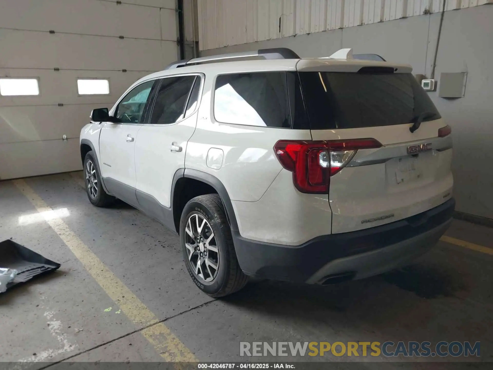 3 Photograph of a damaged car 1GKKNUL49NZ154455 GMC ACADIA 2022