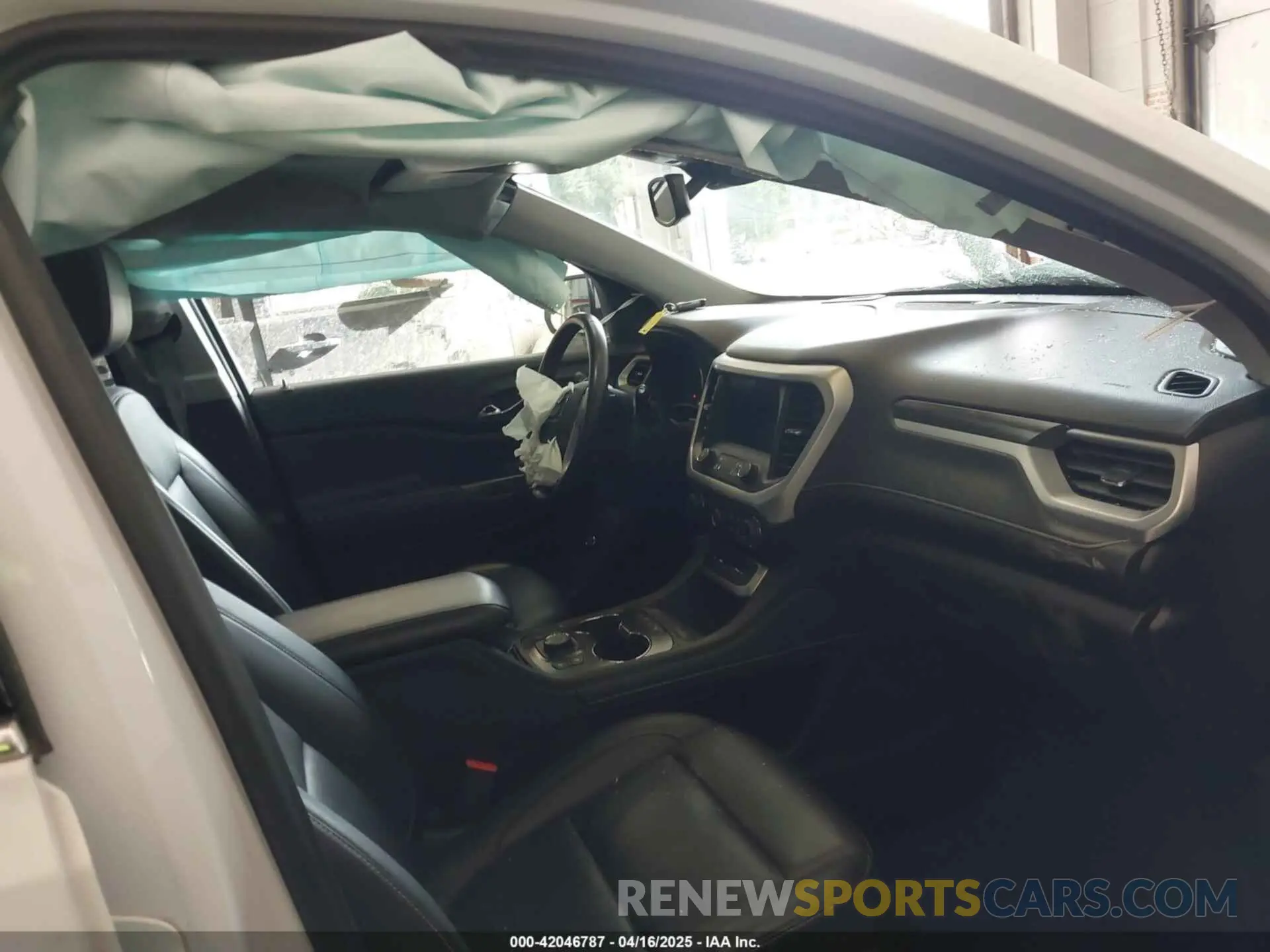 5 Photograph of a damaged car 1GKKNUL49NZ154455 GMC ACADIA 2022