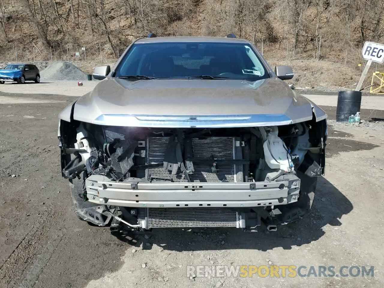5 Photograph of a damaged car 1GKKNULS1NZ131556 GMC ACADIA 2022