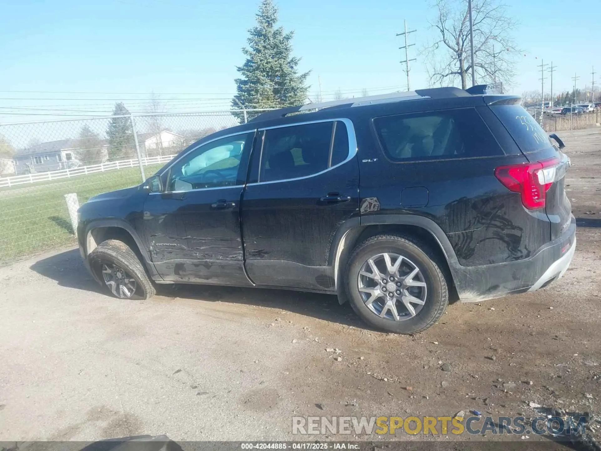 14 Photograph of a damaged car 1GKKNULS3NZ113334 GMC ACADIA 2022