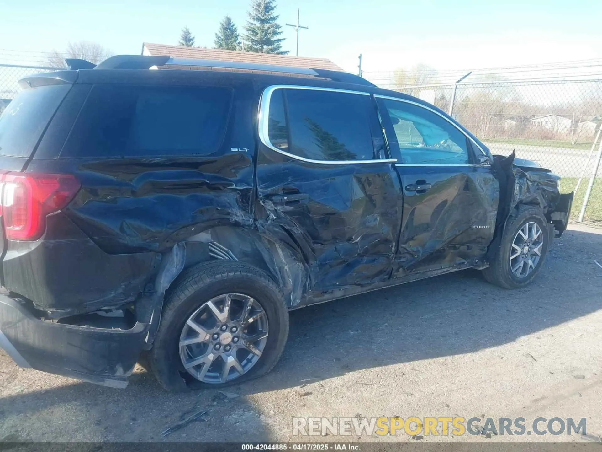 6 Photograph of a damaged car 1GKKNULS3NZ113334 GMC ACADIA 2022
