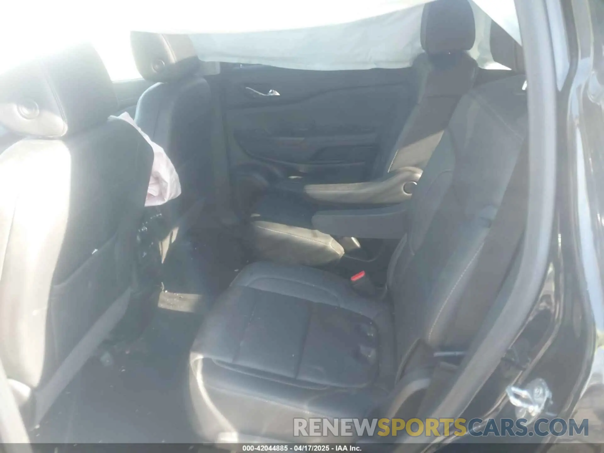 8 Photograph of a damaged car 1GKKNULS3NZ113334 GMC ACADIA 2022